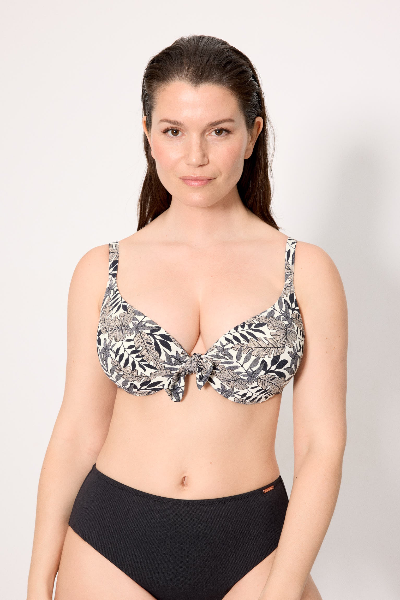 83346-black-palm-top-bikini-mujer-hojas-micropique-negro-copas-c-y-d--ysabel-mora