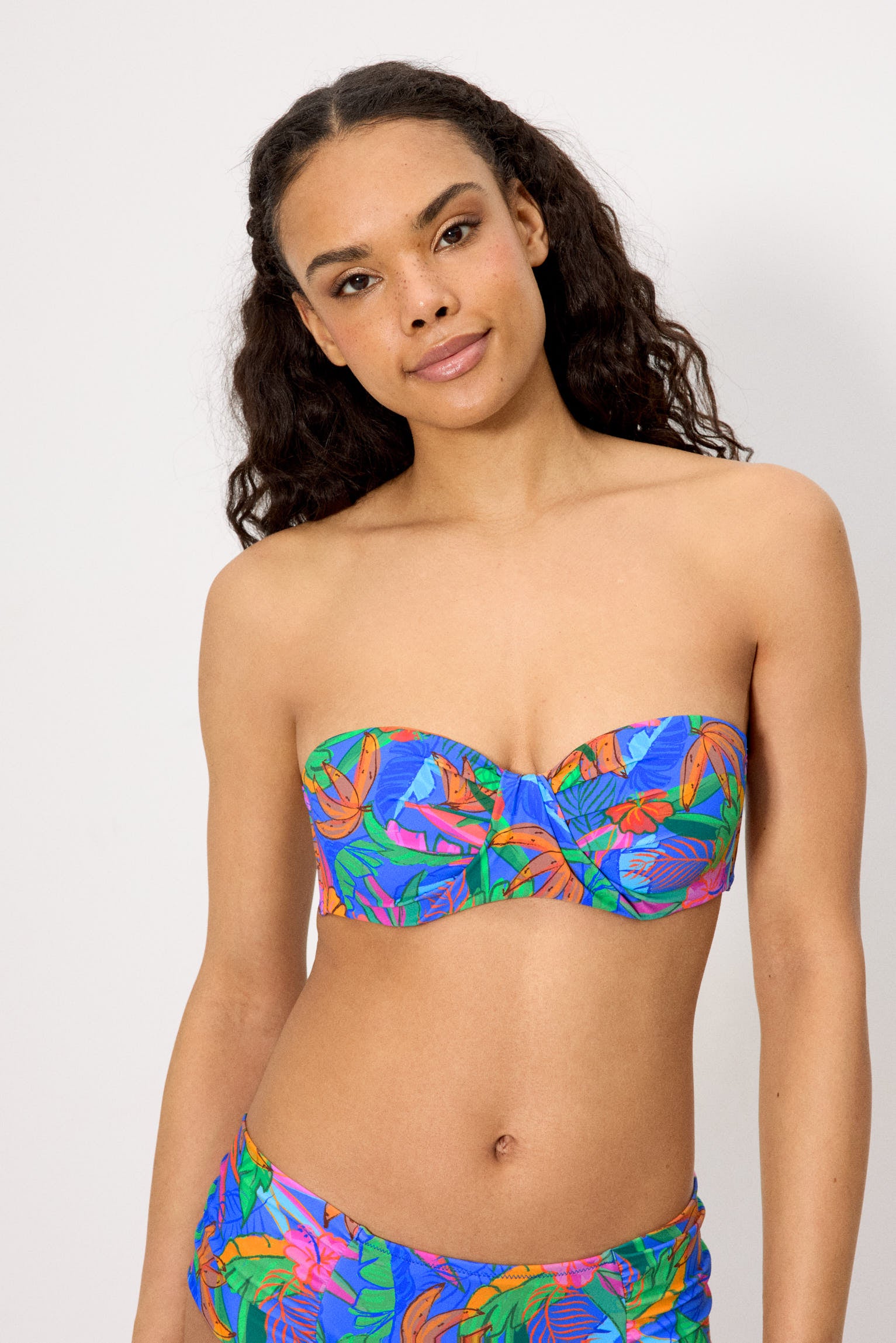 Top bikini bandeau estampado tropical copa C