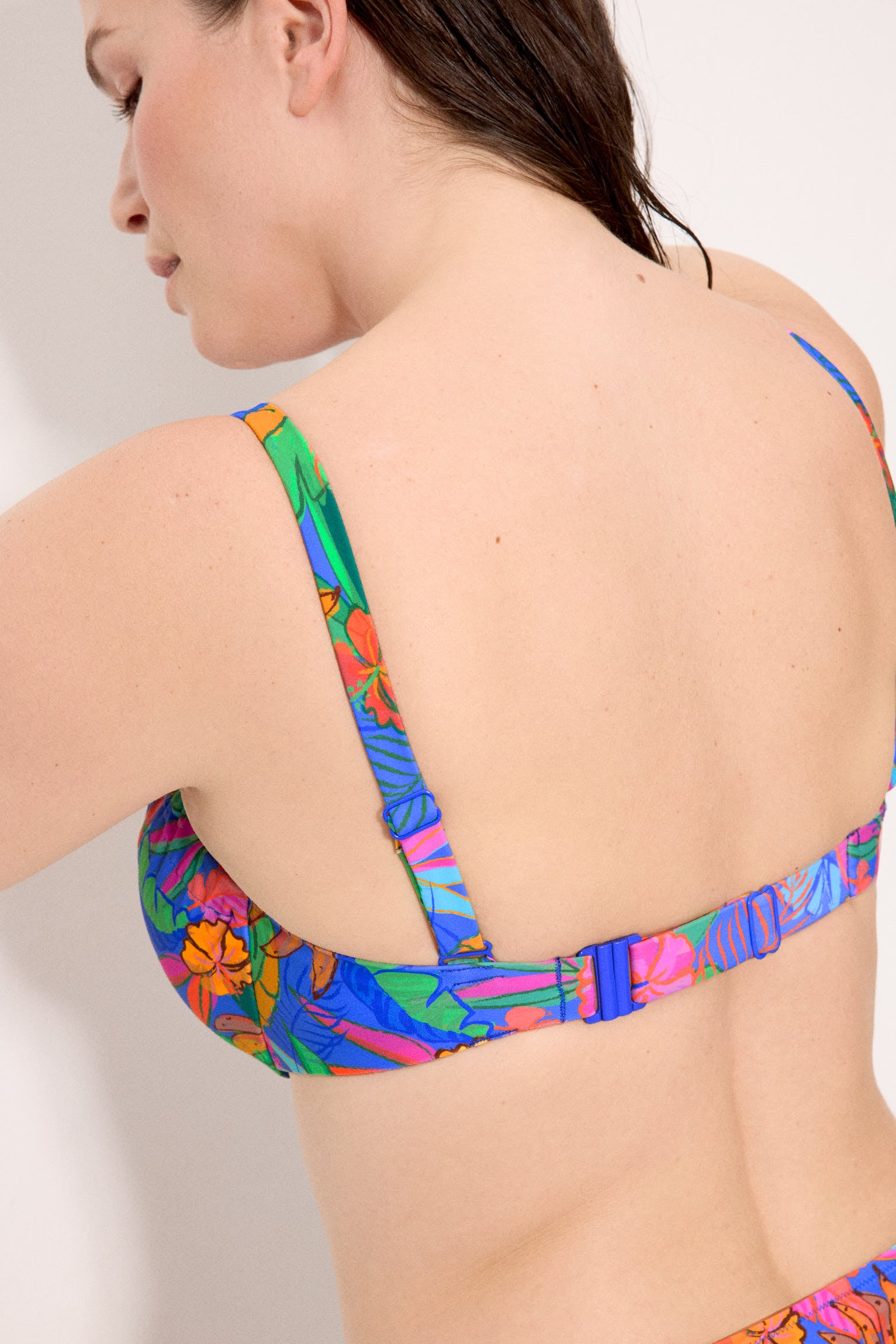 Top bikini reductor controno regulable estampado tropical copas C y D