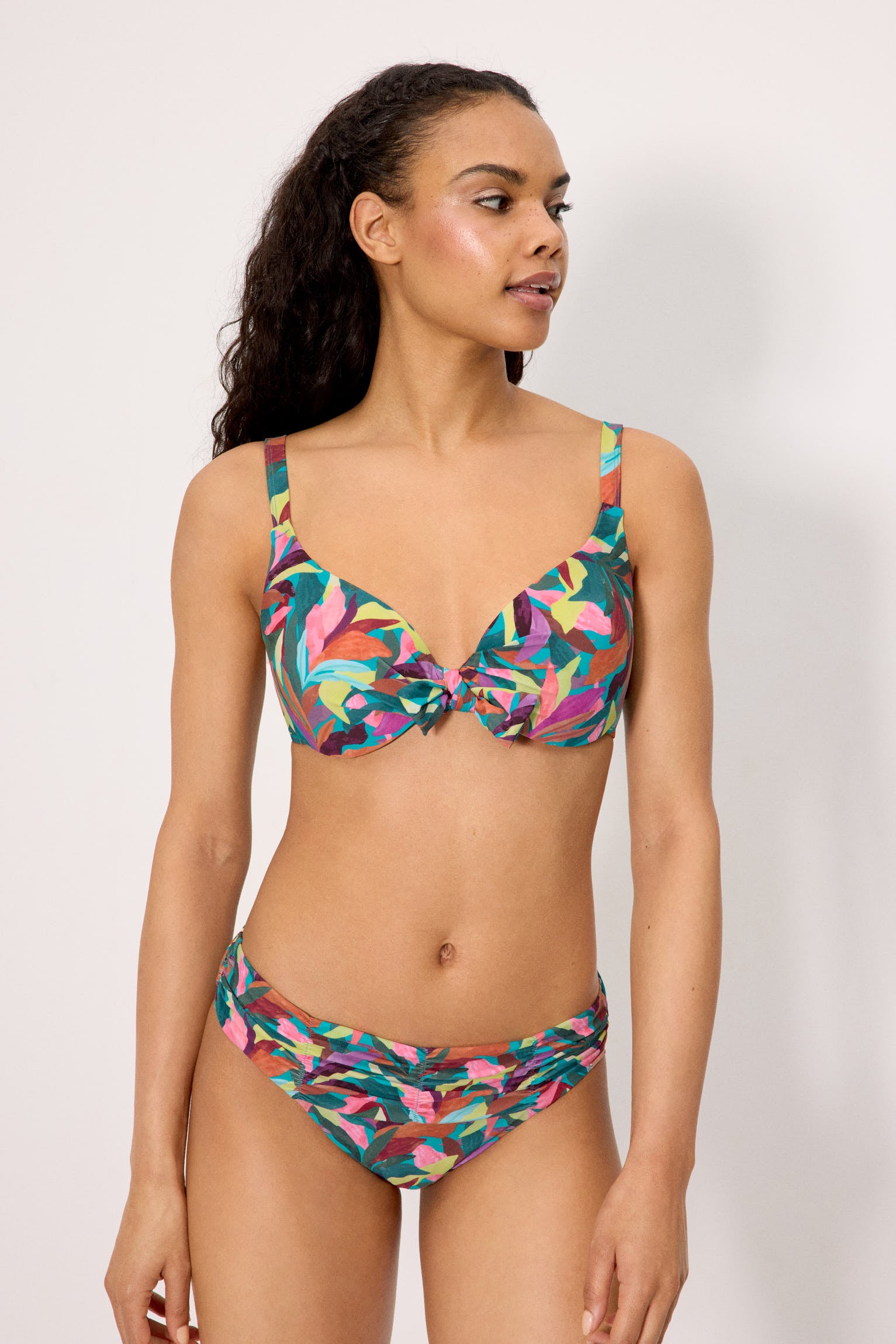 Top bikini con aro estampado hojas copa C