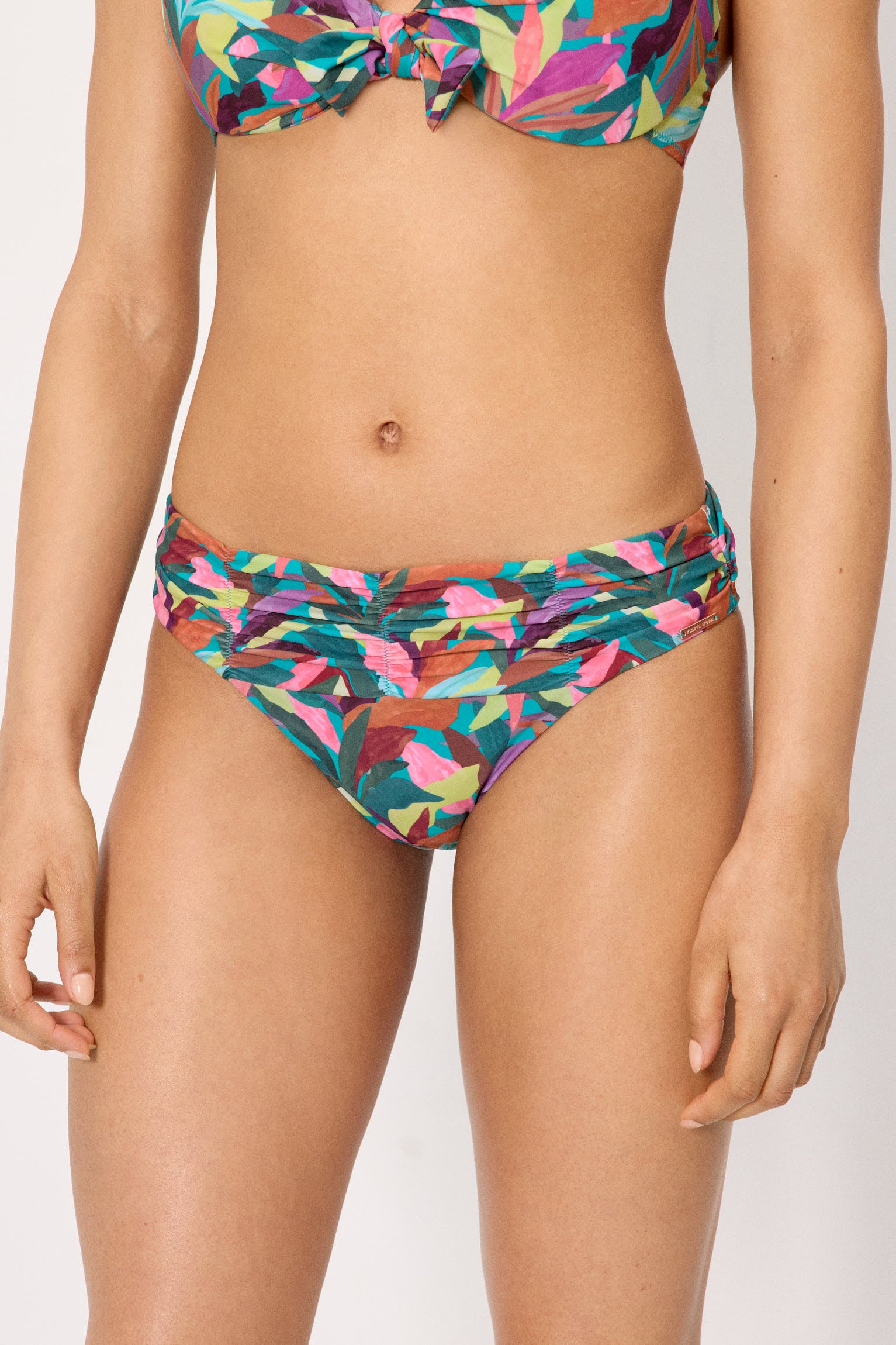 Braga bikini moldeadora midi hojas