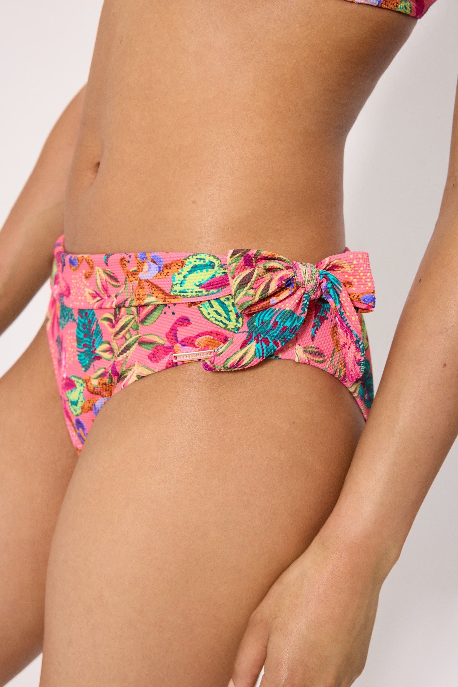 Conjunto de bikini top reductor y braga multiposición piqué estampado tropical copa C