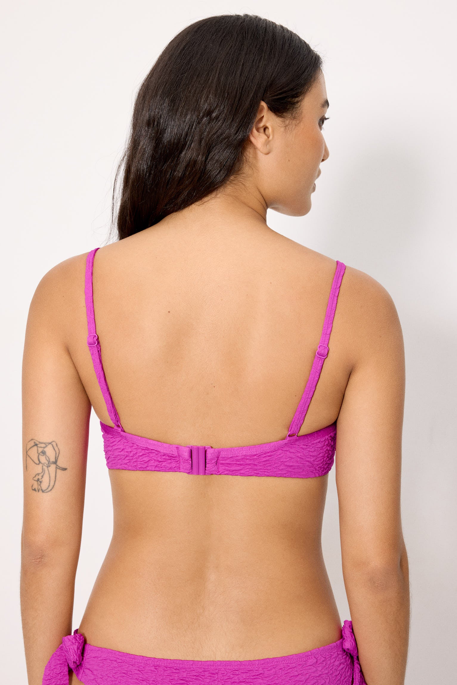 Top bikini con textura lila copa B