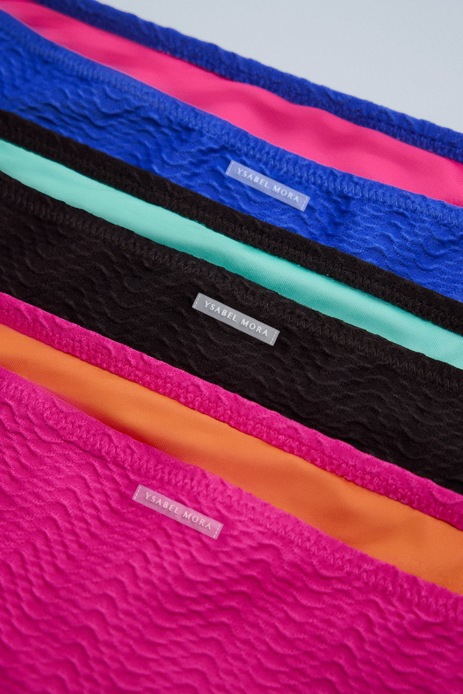 Top bikini juvenil texturizado detalles lazos fucsia