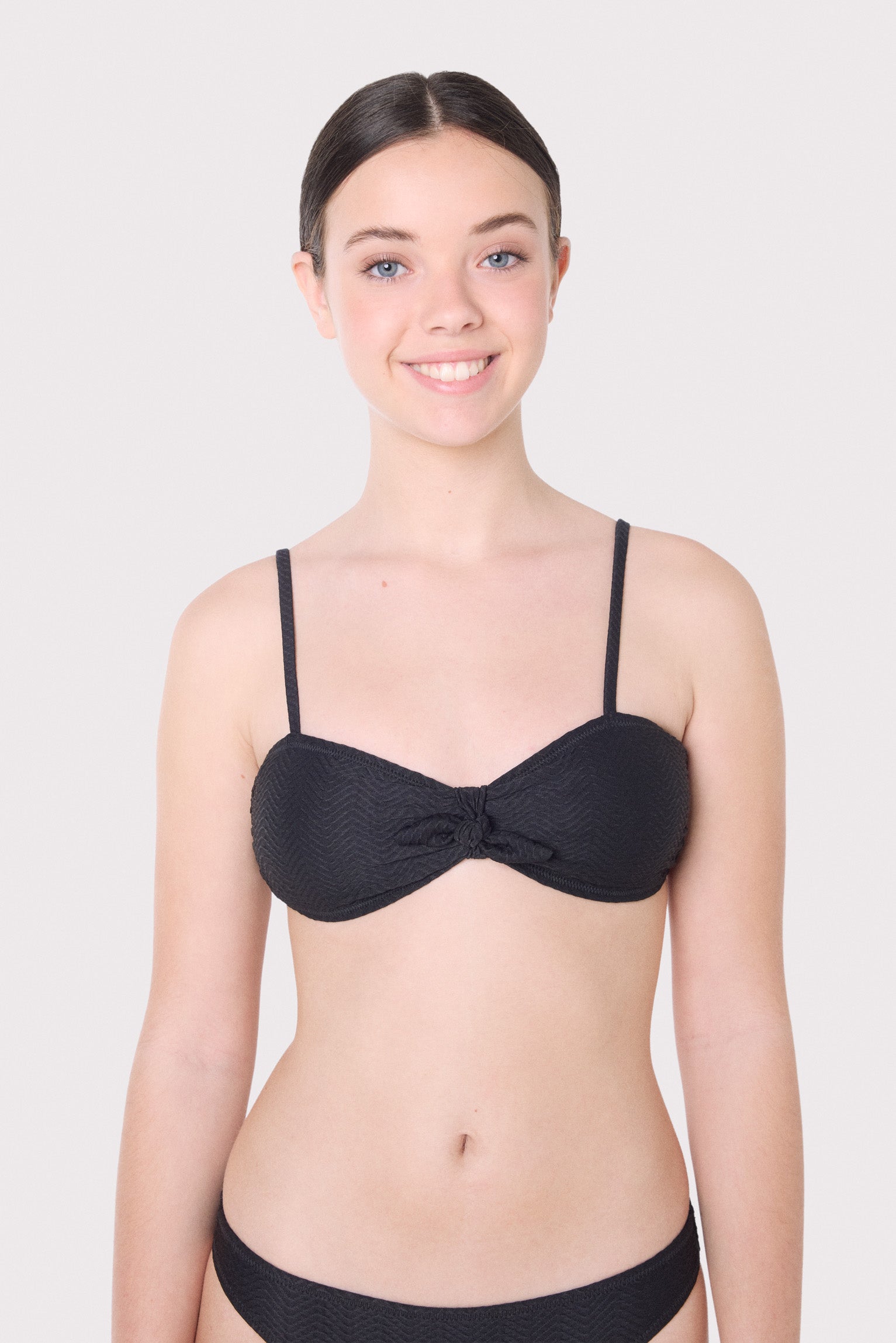 Top bikini juvenil texturizado con lazo y relleno extraíble