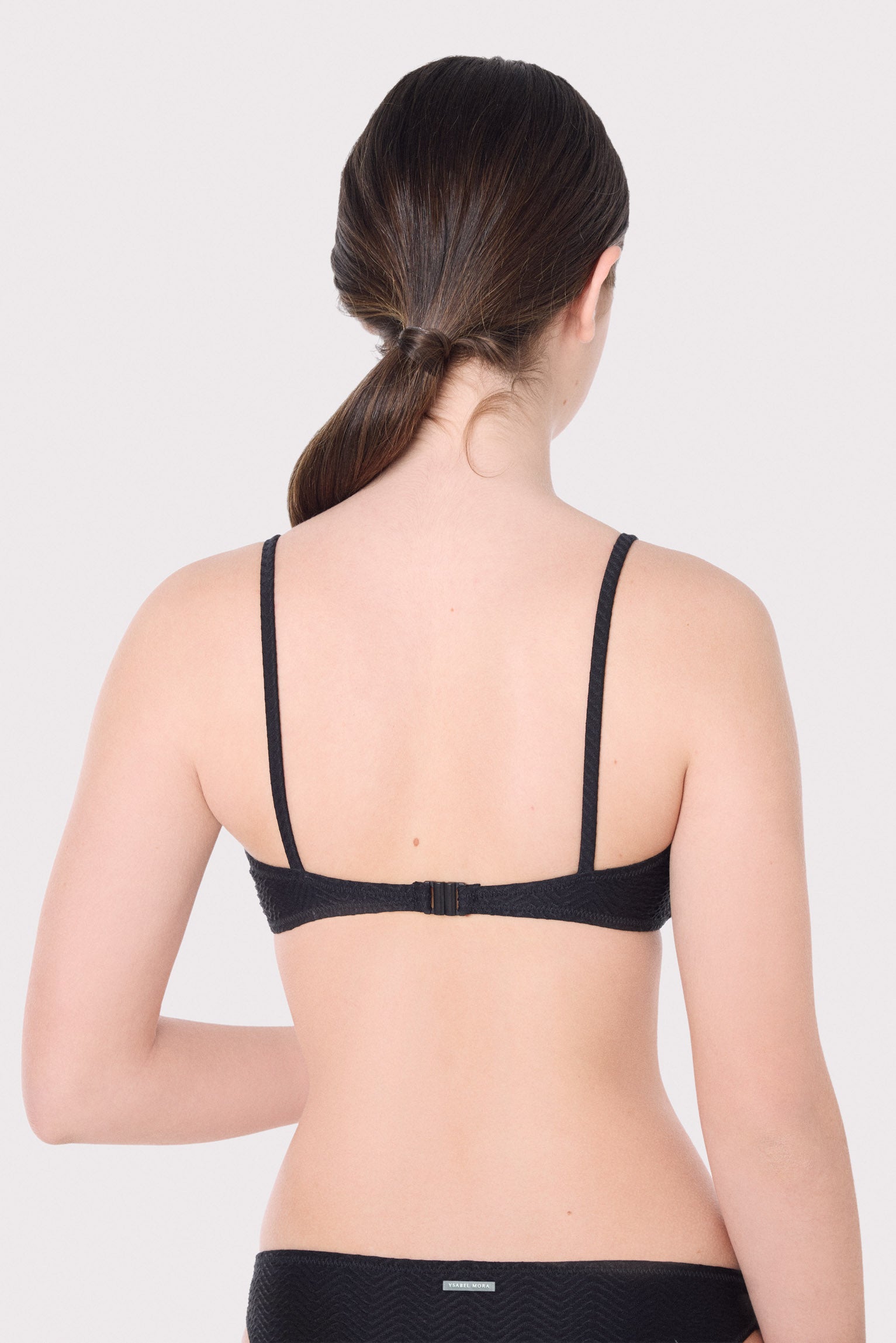 Top bikini juvenil texturizado con lazo y relleno extraíble