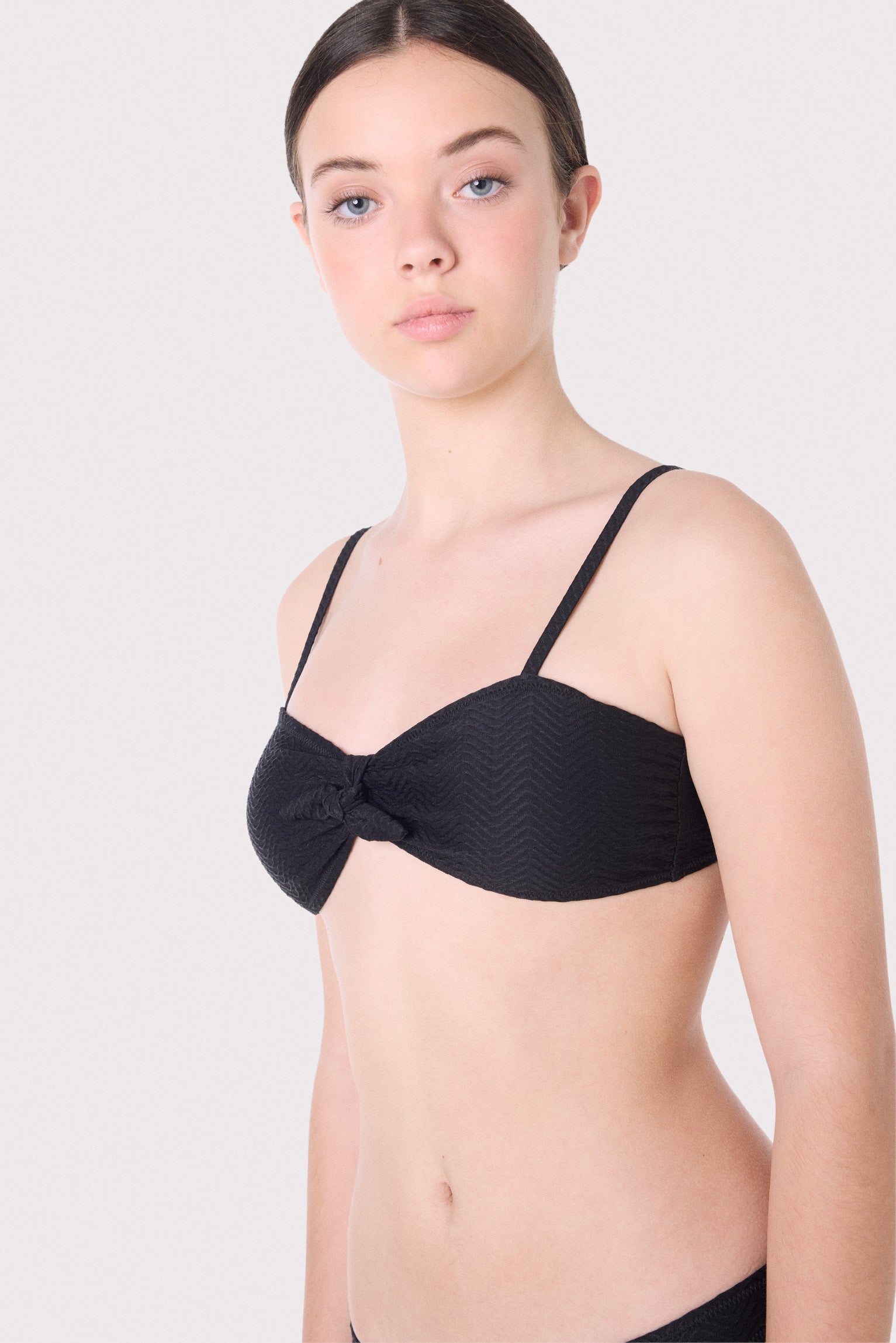 Top bikini juvenil texturizado con lazo y relleno extraíble - Ysabel Mora