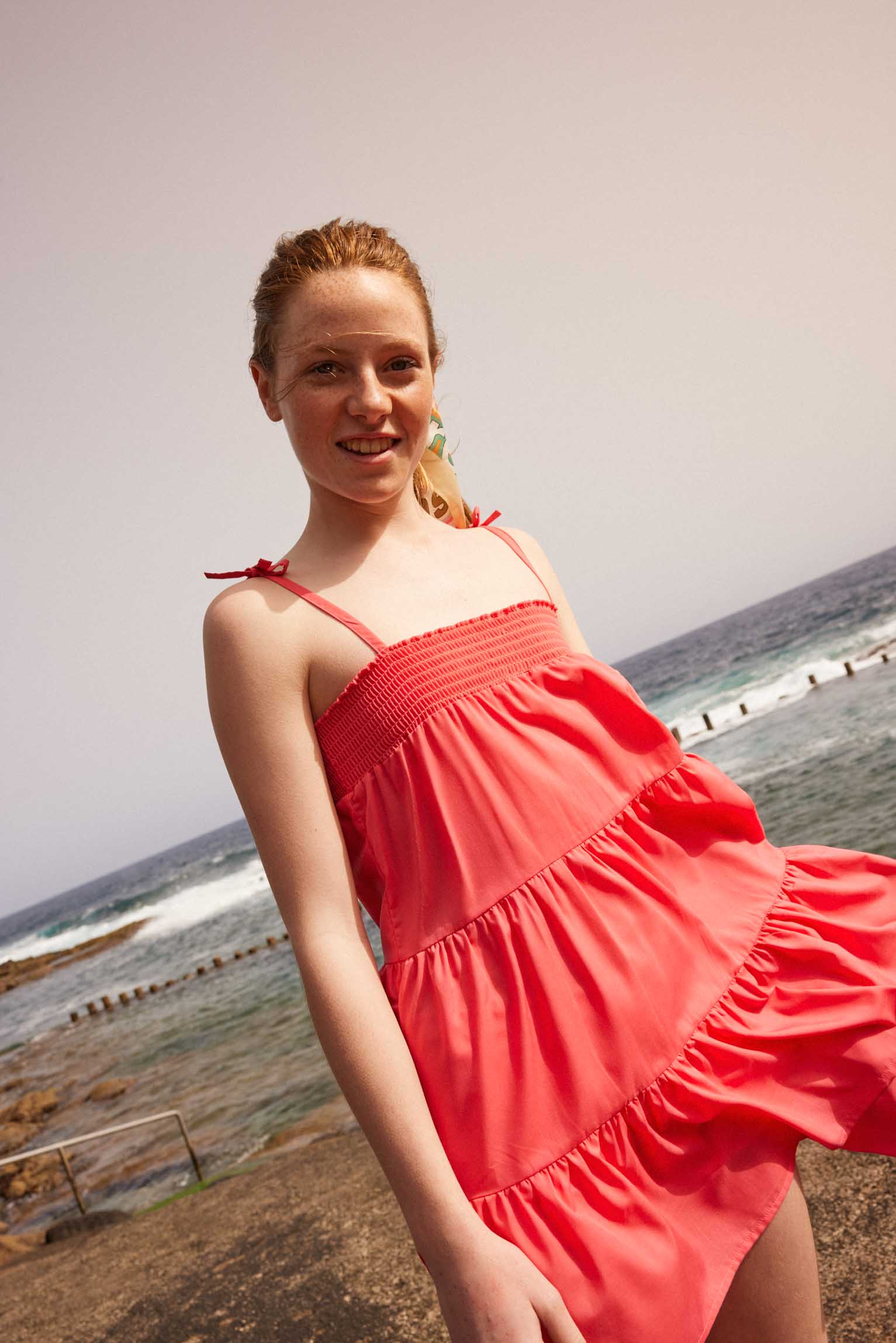 Vestido de playa teen corto con tirantes anudados y volantes - Ysabel Mora
