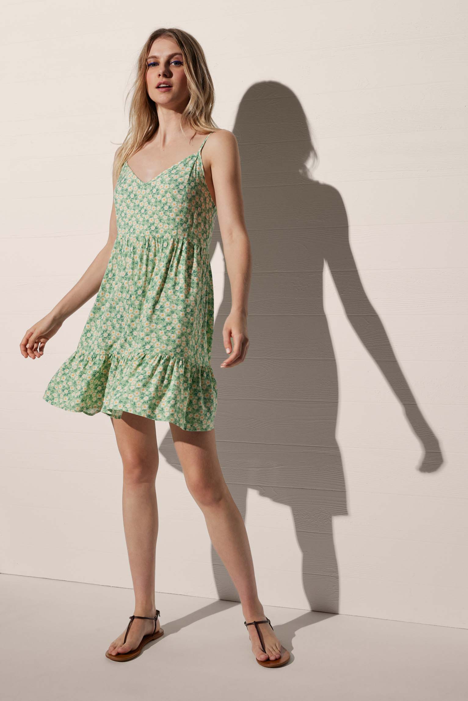 Vestido corto de tirantes suelto con estampado floral verde - Ysabel Mora
