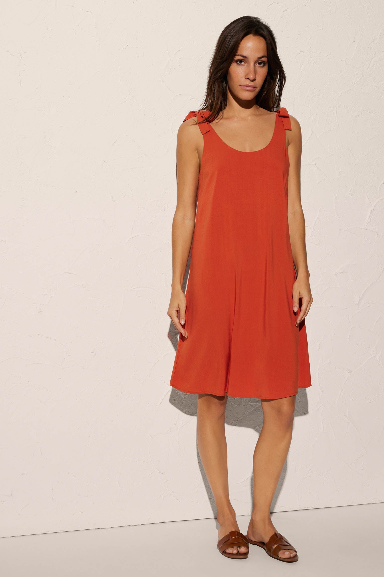 Vestido de playa corto de tirantes con detalle de lazo naranja - Ysabel Mora