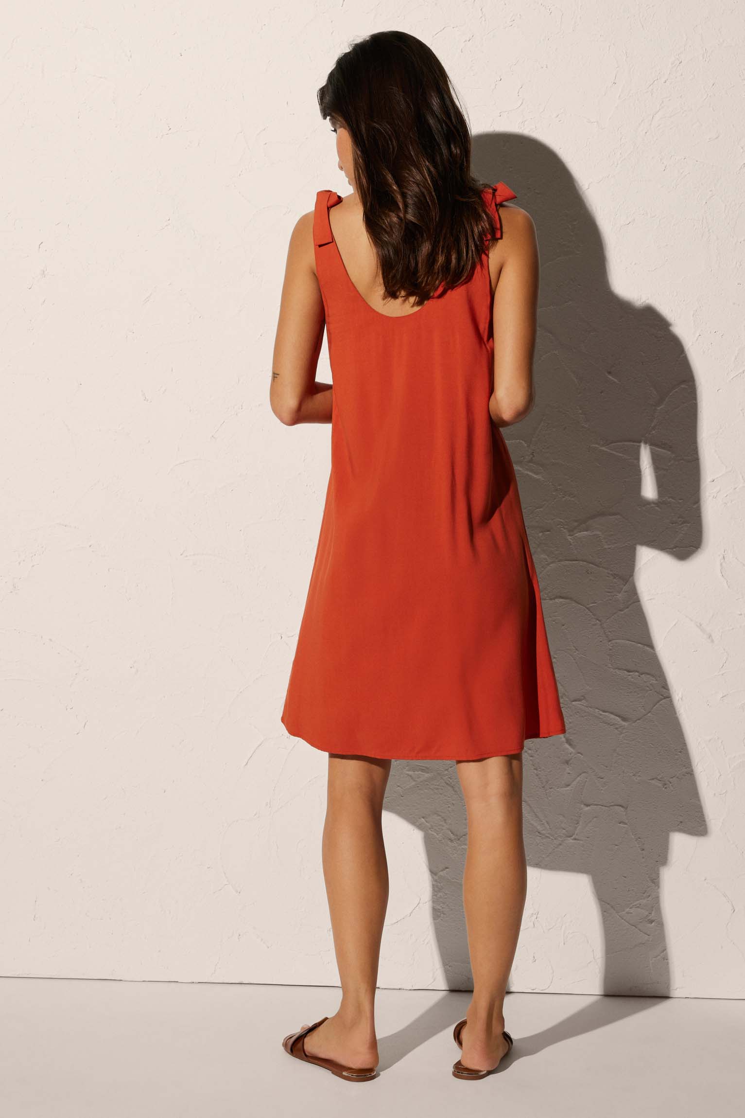 Vestido de playa corto de tirantes con detalle de lazo naranja - Ysabel Mora