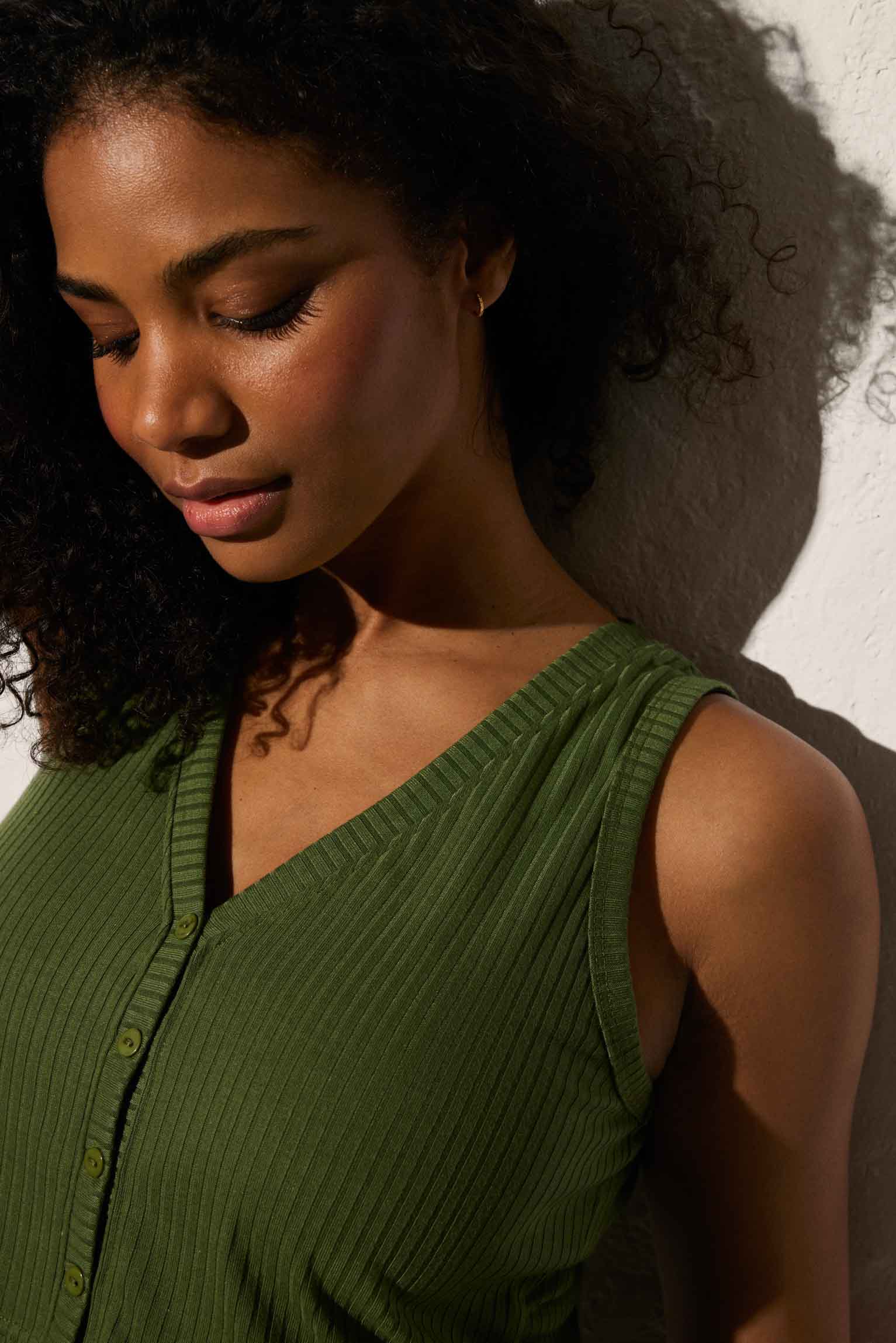 Camisa de tirantes corta con detalle de botones y cuello en V verde - Ysabel Mora