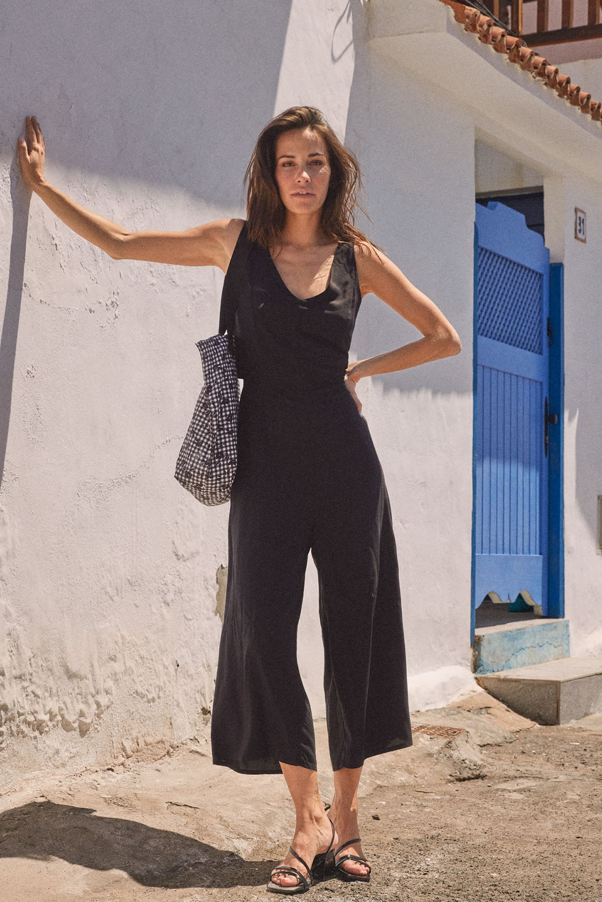 Outfit Mono Negro Largo Oysho Lanza Su Primer Mono Para Invitadas