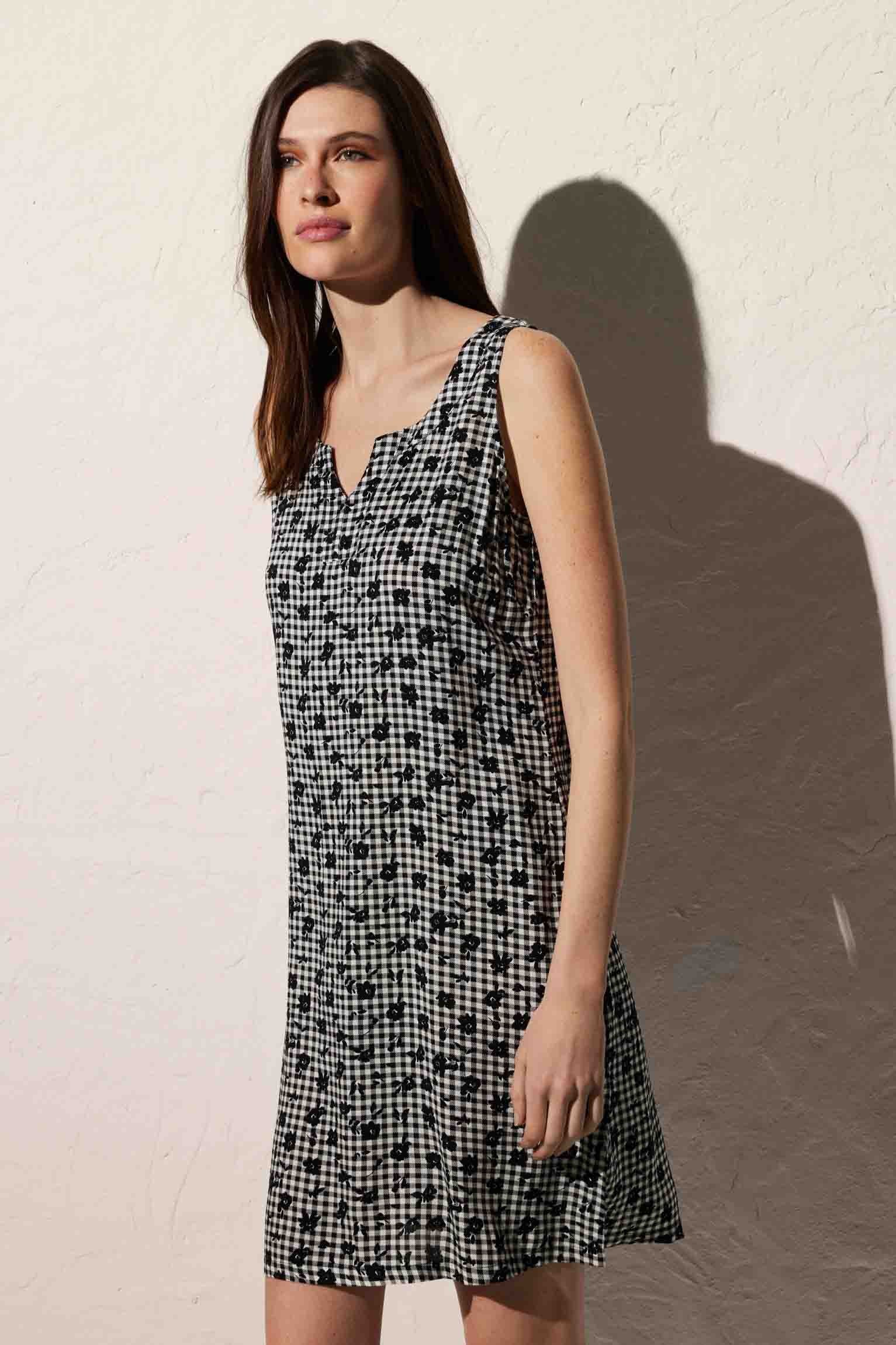 Vestido de playa corto de tirantes a cuadros y flores negro - Ysabel Mora
