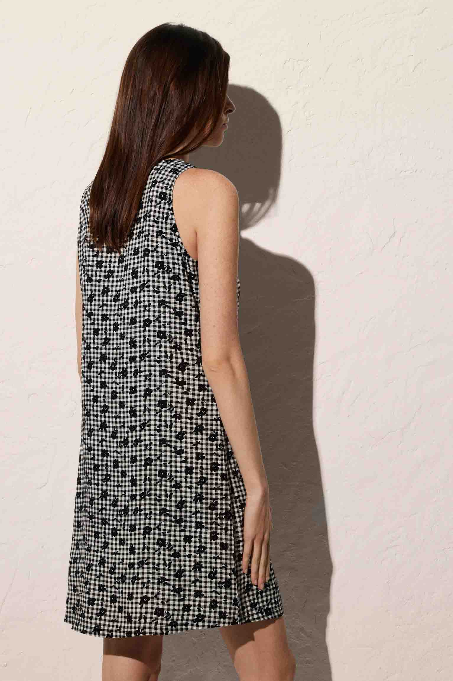 Vestido de playa corto de tirantes a cuadros y flores negro - Ysabel Mora