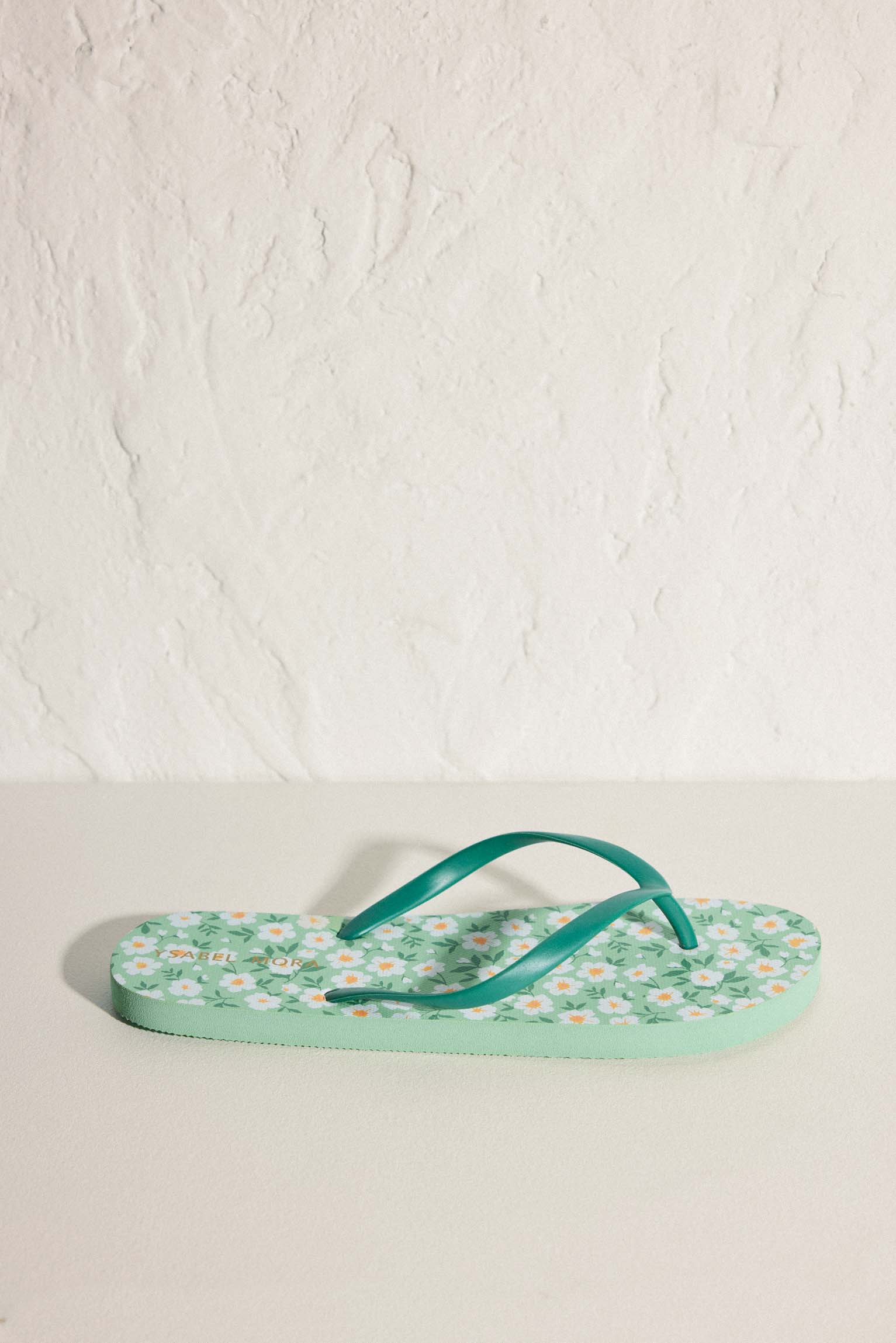 Chanclas de playa planas con estampado floral verde - Ysabel Mora