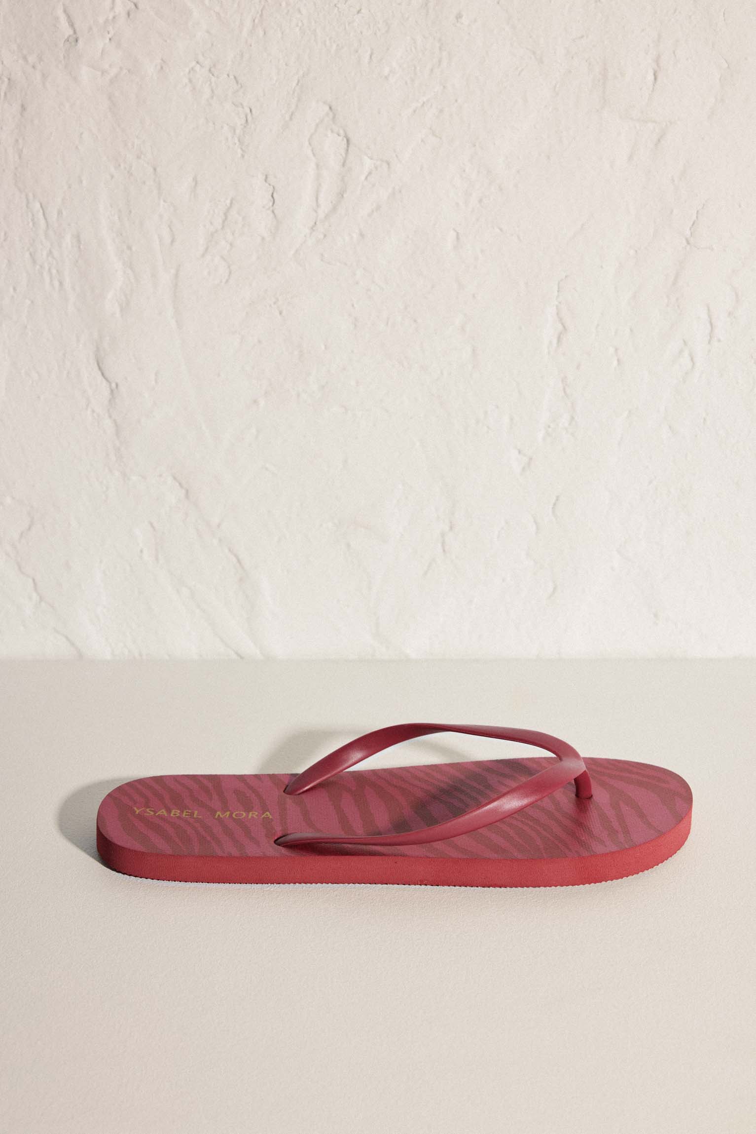 Chanclas de playa planas con estampado animal print rojas - Ysabel Mora
