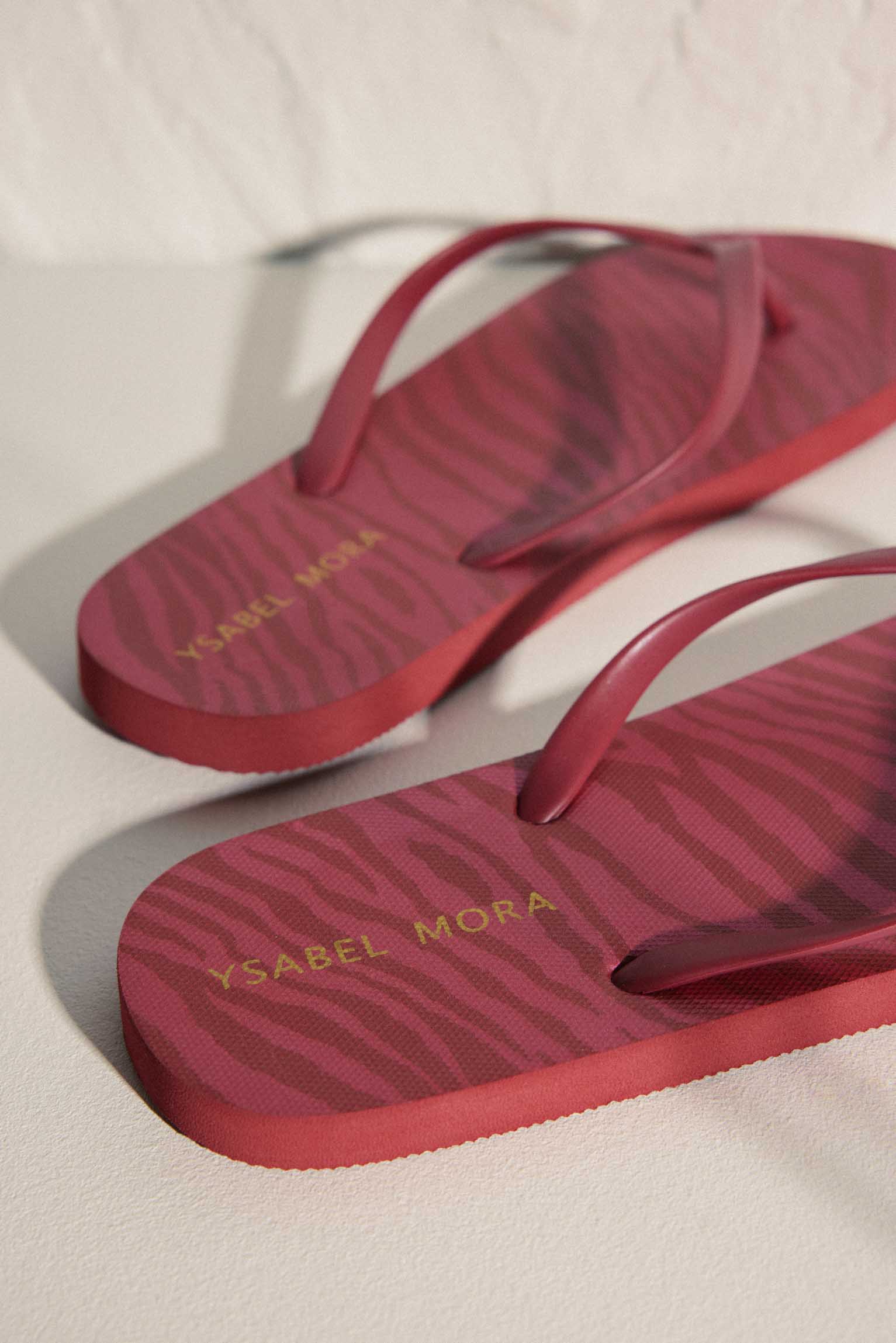 Chanclas de playa planas con estampado animal print rojas - Ysabel Mora