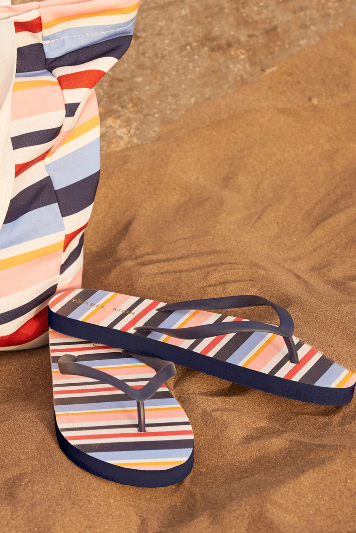 Chanclas de playa planas a rayas multicolor para mujer - Ysabel Mora