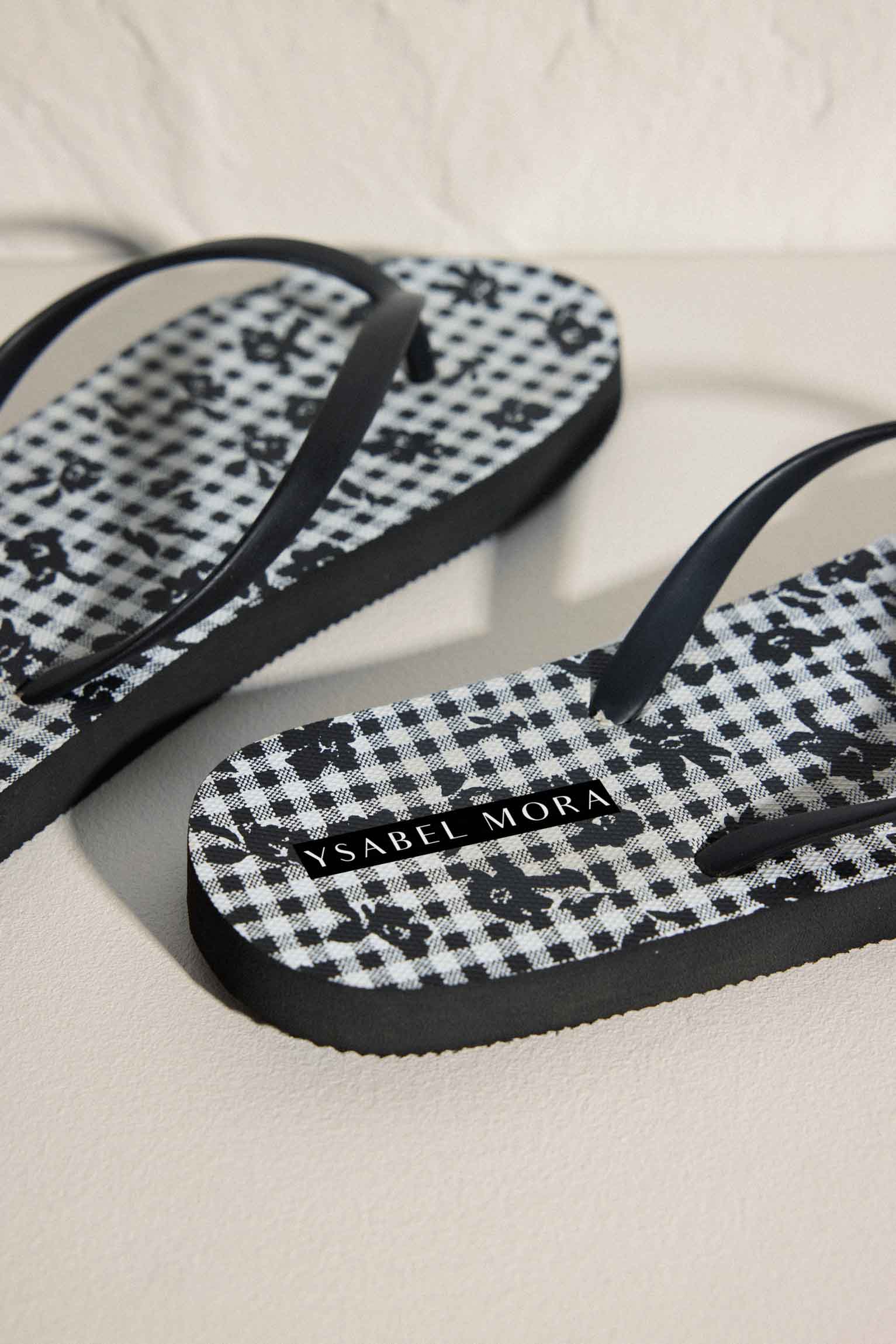 Chanclas de playa planas a cuadros vichy y flores para mujer - Ysabel Mora