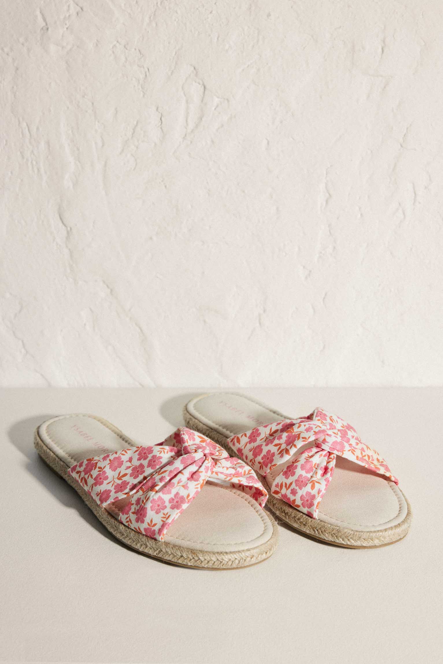 Sandalias planas con estampado floral y plantilla confort rosa - Ysabel Mora