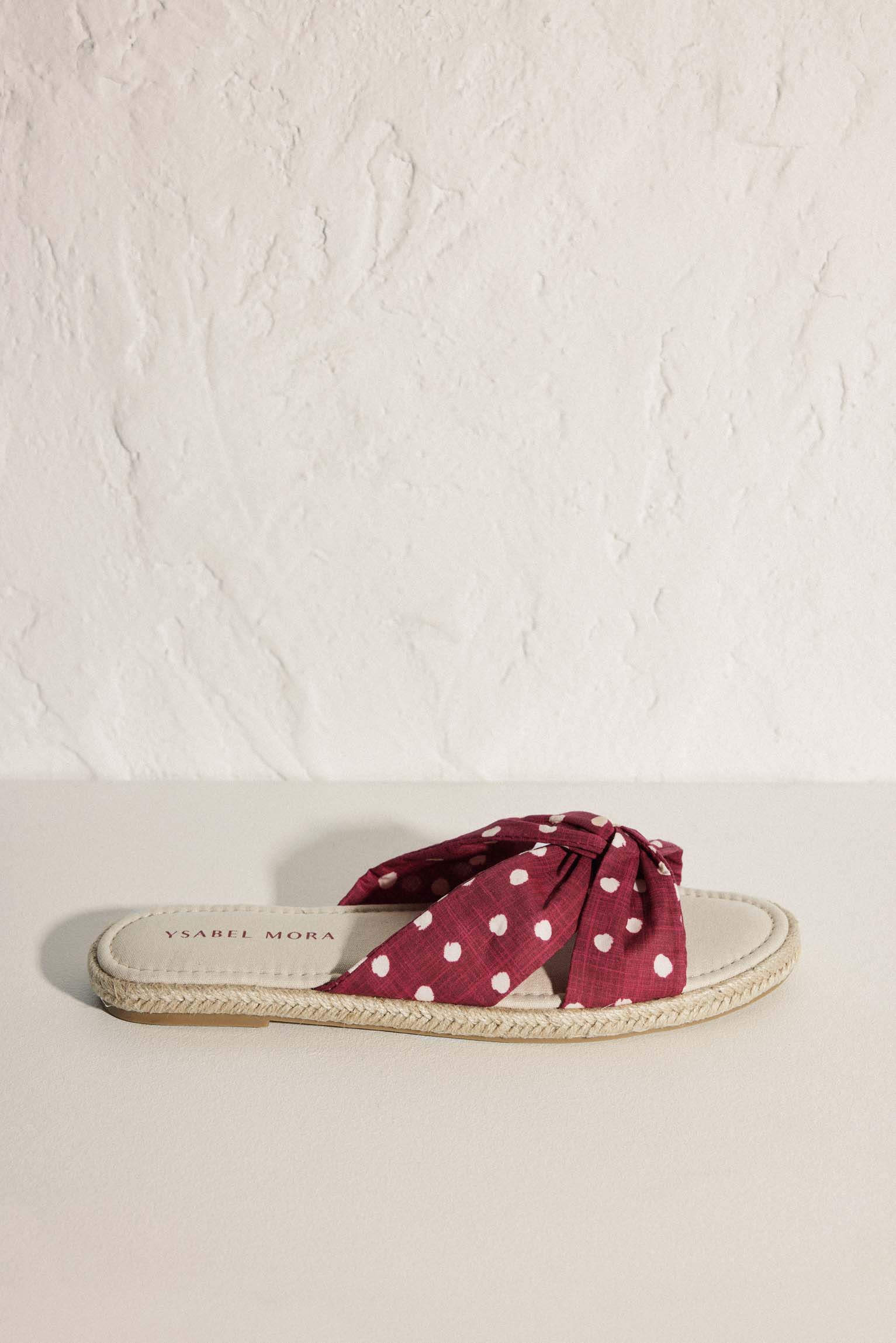 Sandalias planas estampado lunares con plantilla confort granate - Ysabel Mora