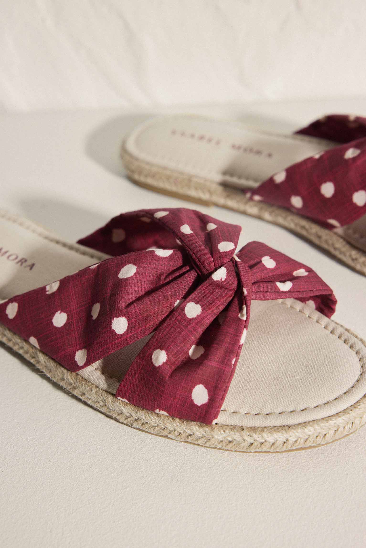 Sandalias planas estampado lunares con plantilla confort granate - Ysabel Mora