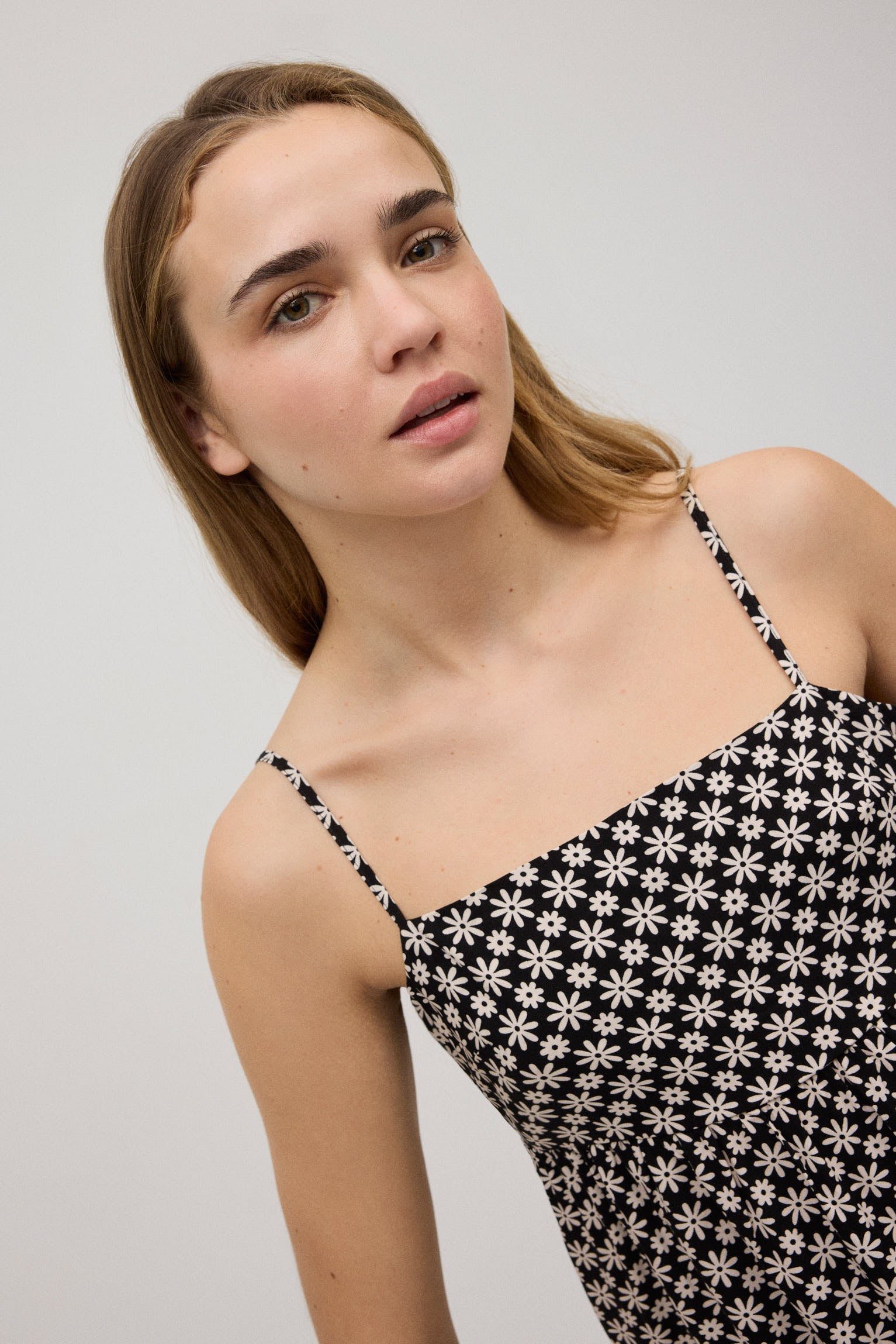 Vestido corto tirantes regulables estampado flores blanco y negro