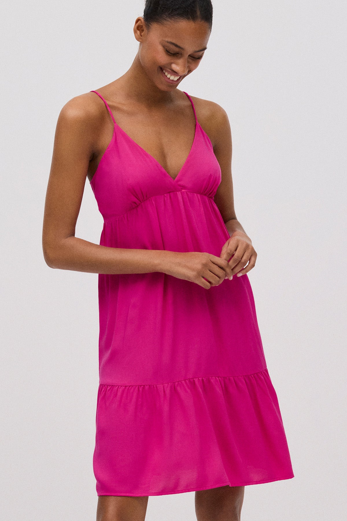 Vestido midi con vuelo fucsia