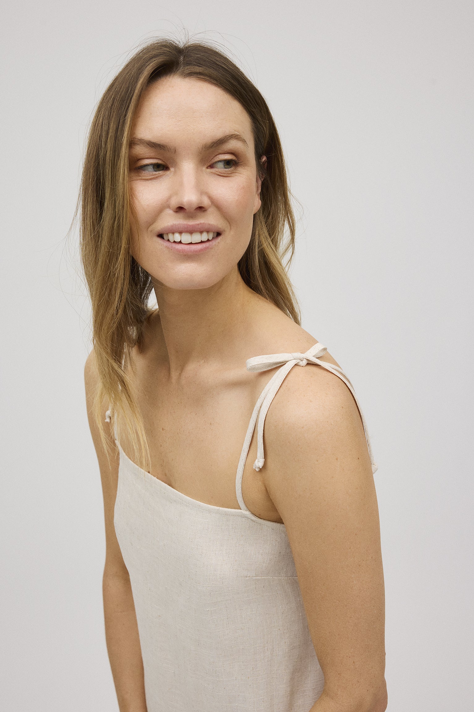 Vestido corto recto con lino