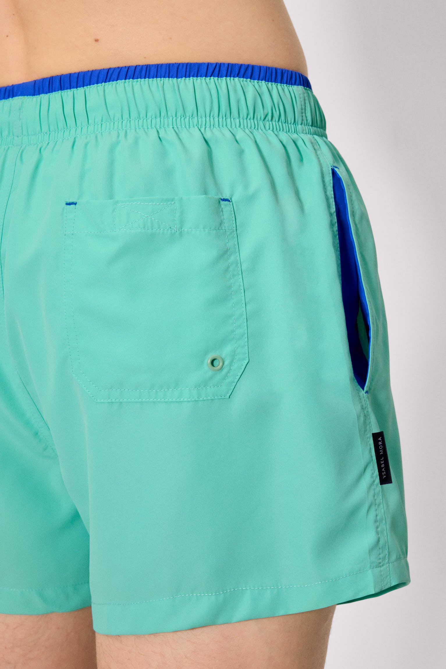 Bañador corto detalle cintura azul