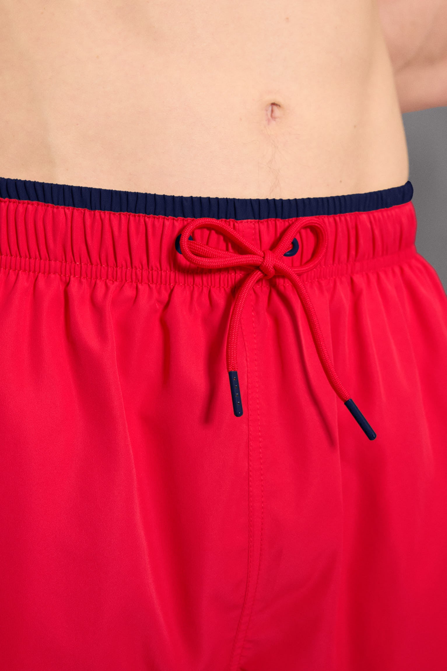 Bañador medio detalle cintura rojo