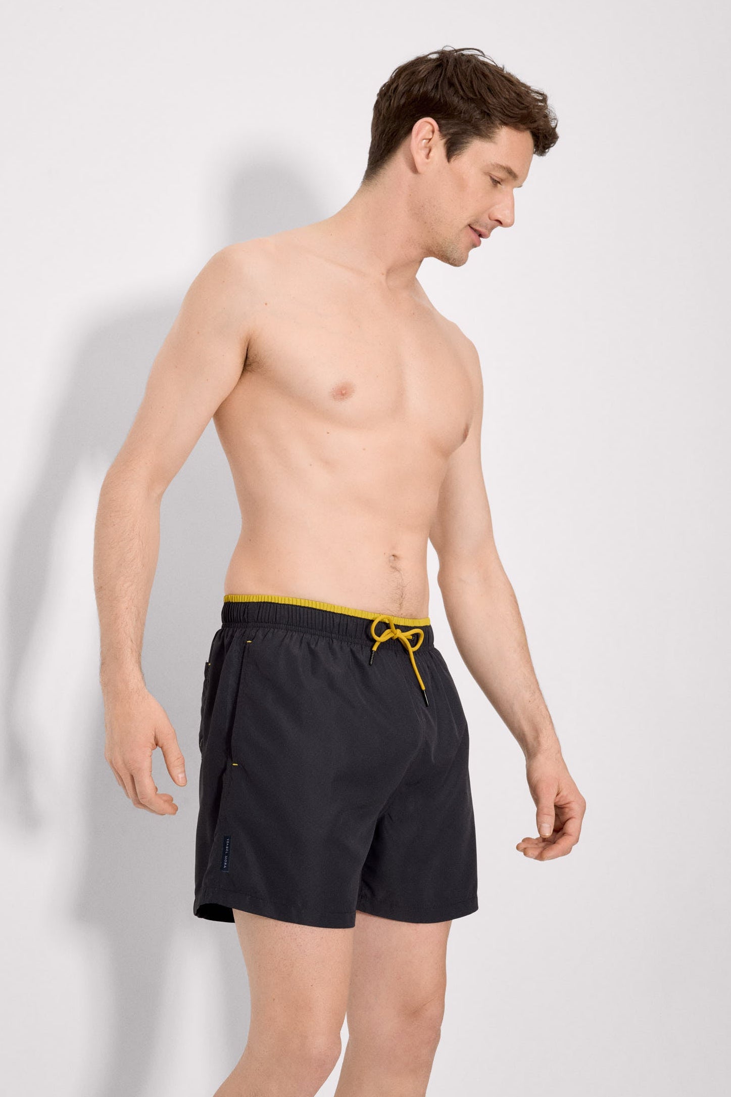 Bañador medio detalle cintura negro