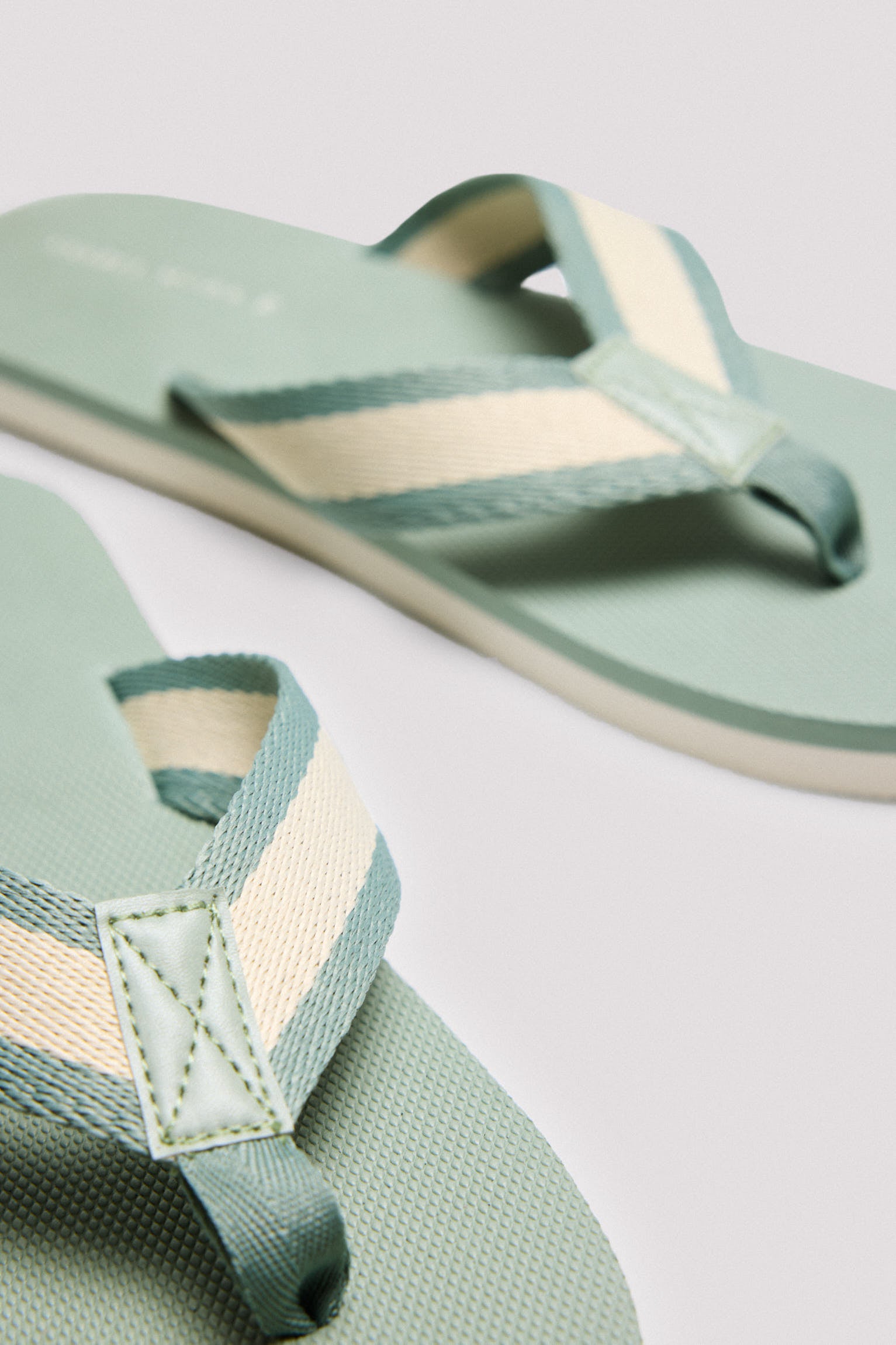 90522-3-chanclas-hombre-ysabel-mora-verde