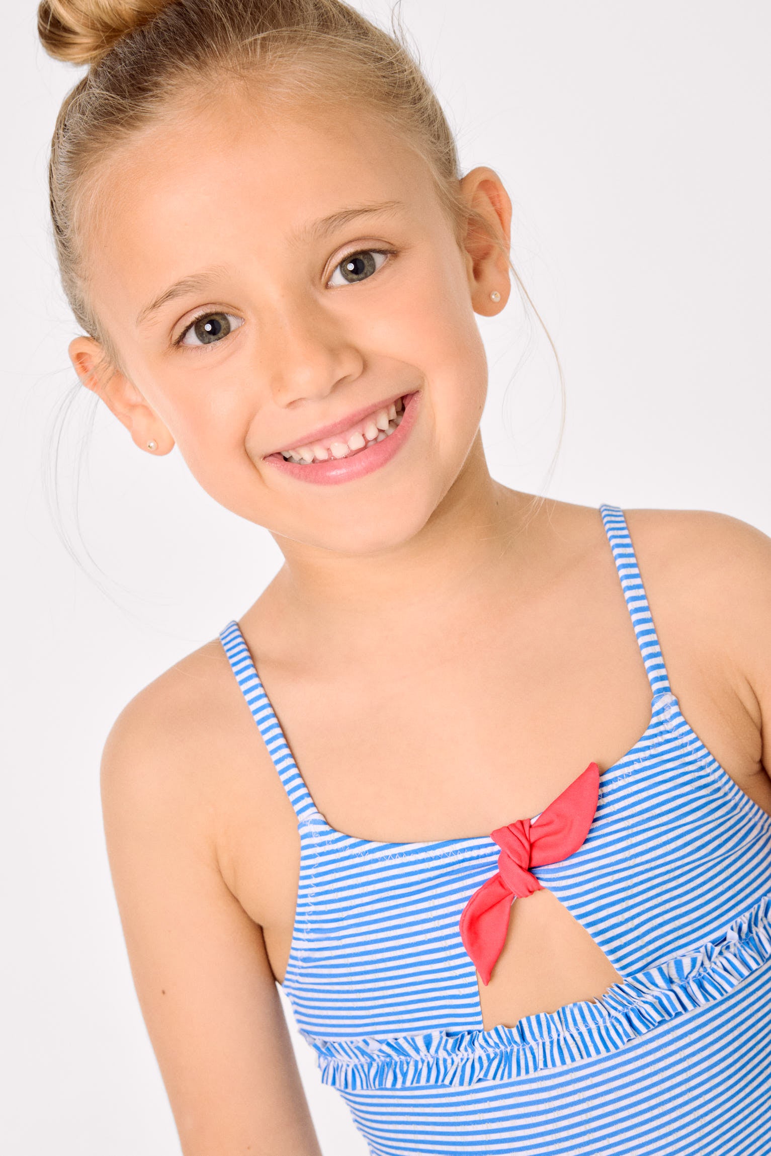 Bañador niña detalle lazo y volantes estampado rayas