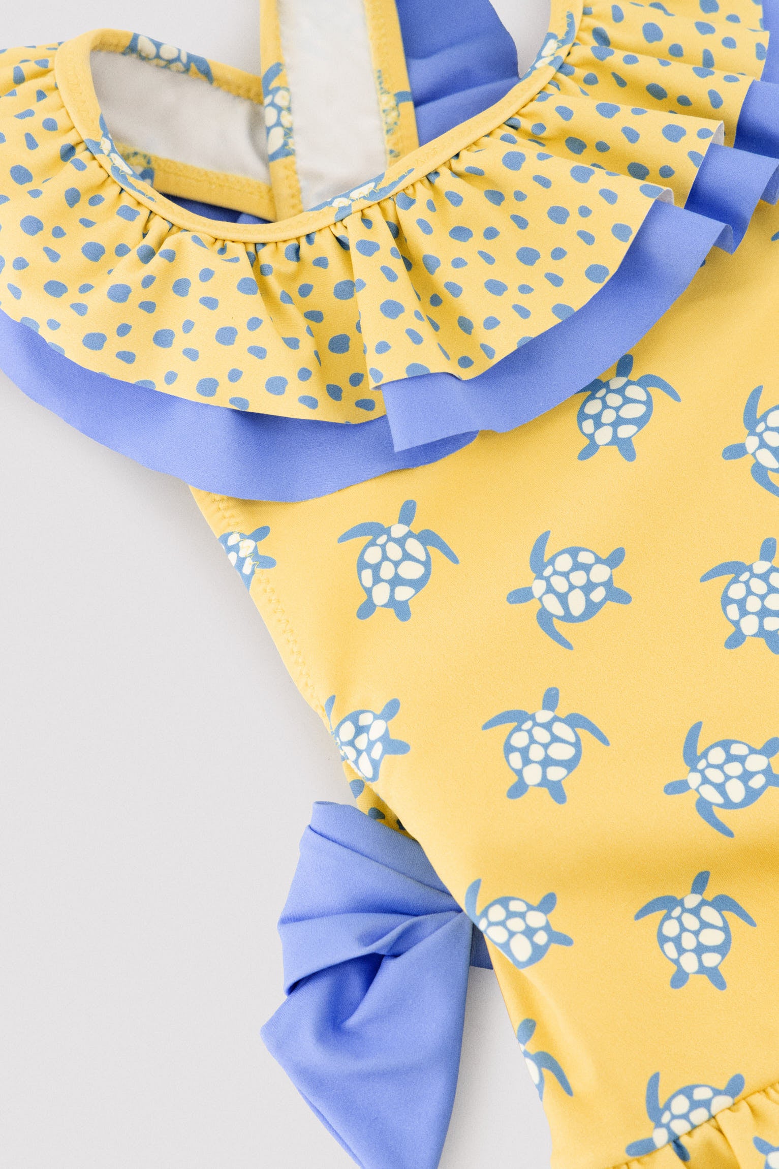 Bañador niña detalles volantes y lazos estampado tortugas
