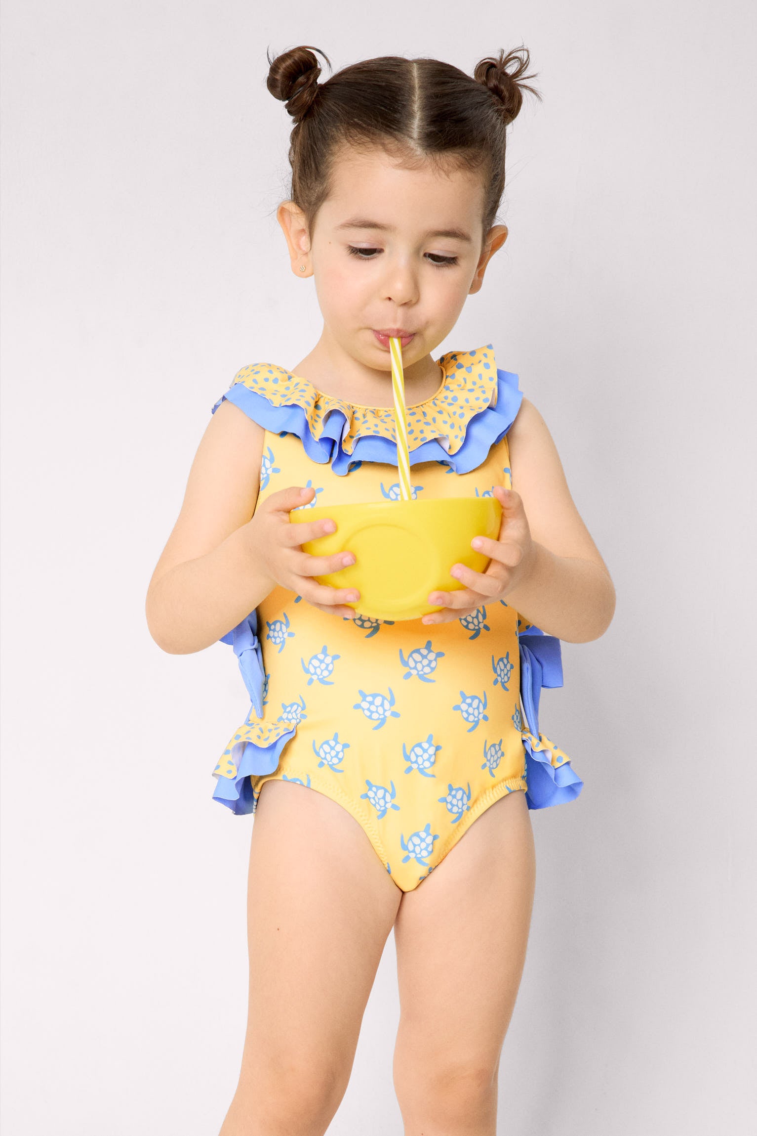 Bañador niña detalles volantes y lazos estampado tortugas