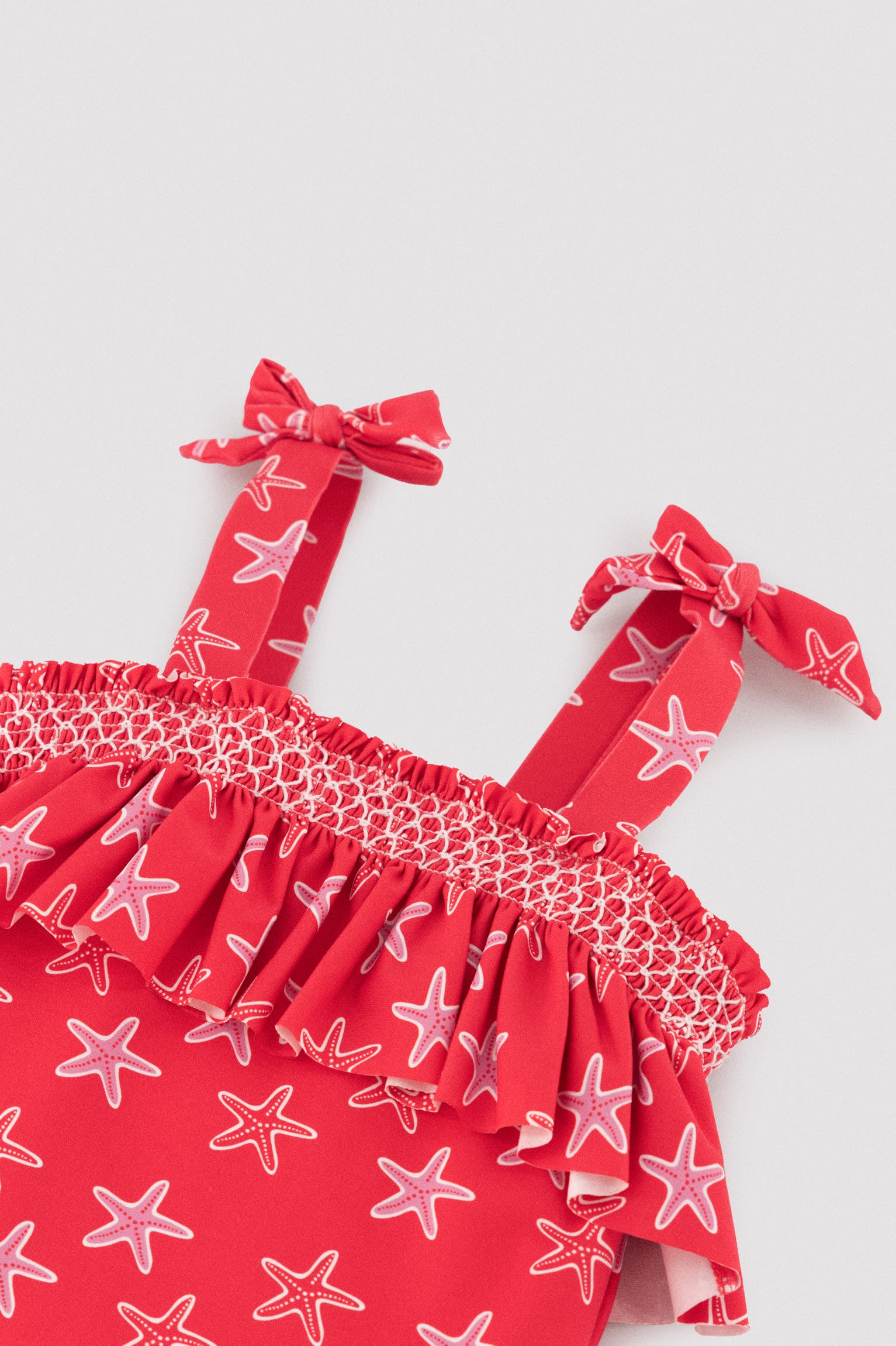 Bañador niña detalle volante estampado estrellas marinas