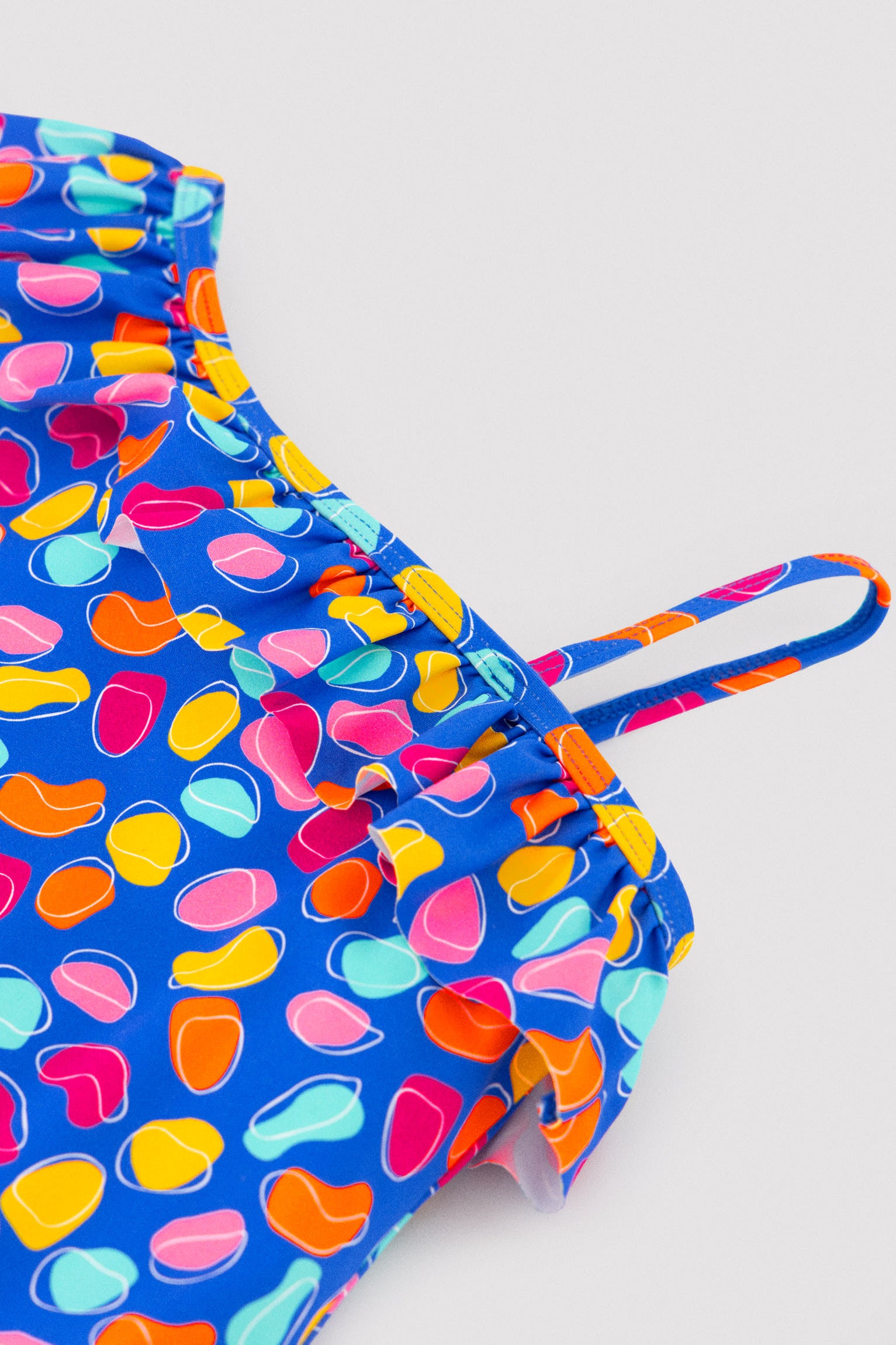 Bañador niña asimétrico detalle volante y cut-out estamapado formas orgánicas