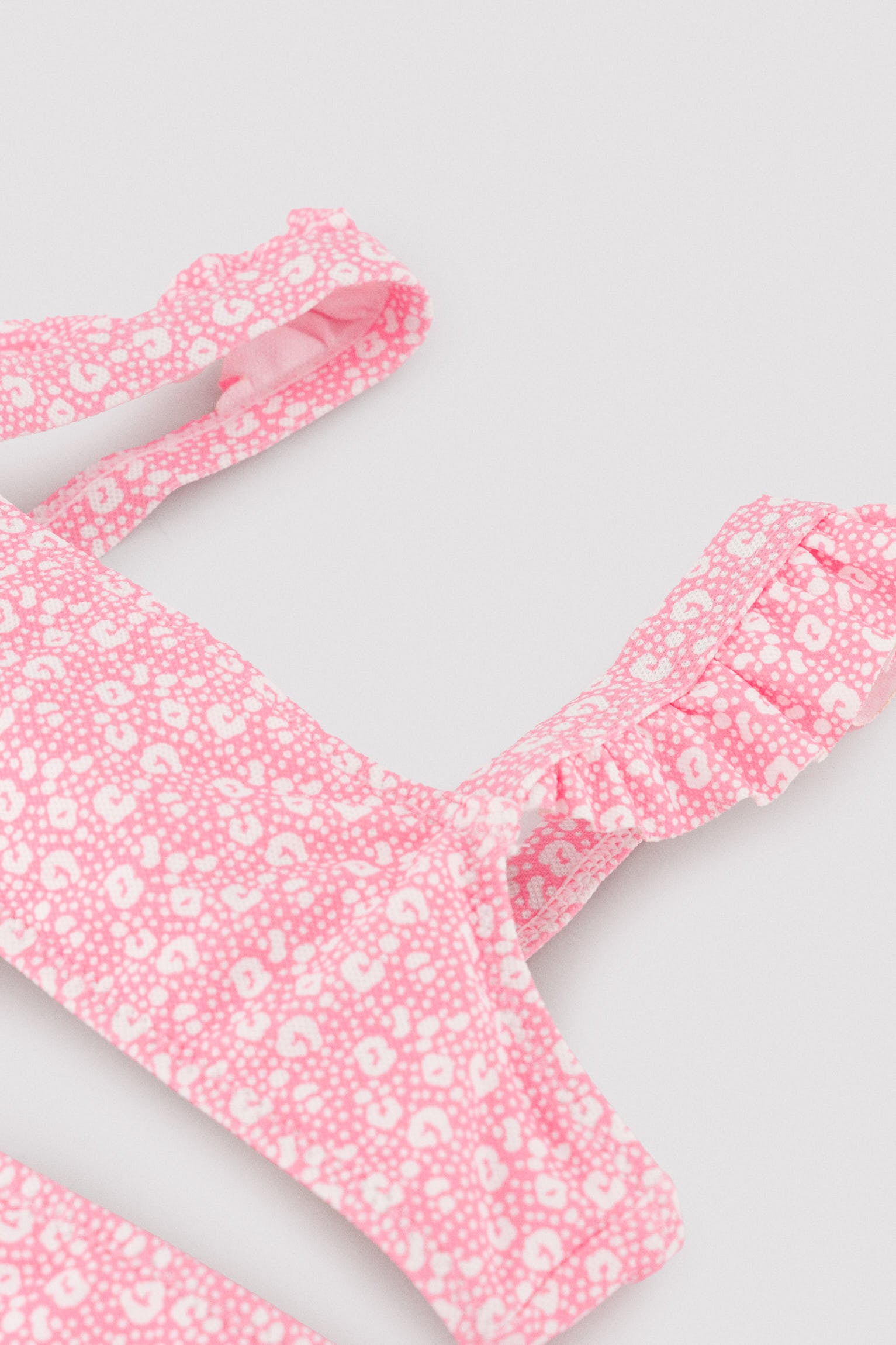 Conjunto bikini niña detalles volantes estampado leopardo rosa - Ysabel Mora