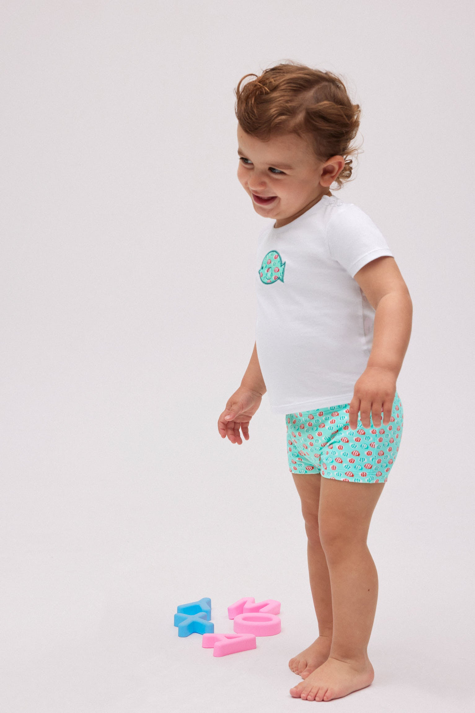 97075-4-set-camiseta-boxer-estampado-peces-nino-ysabel-mora-multicolor