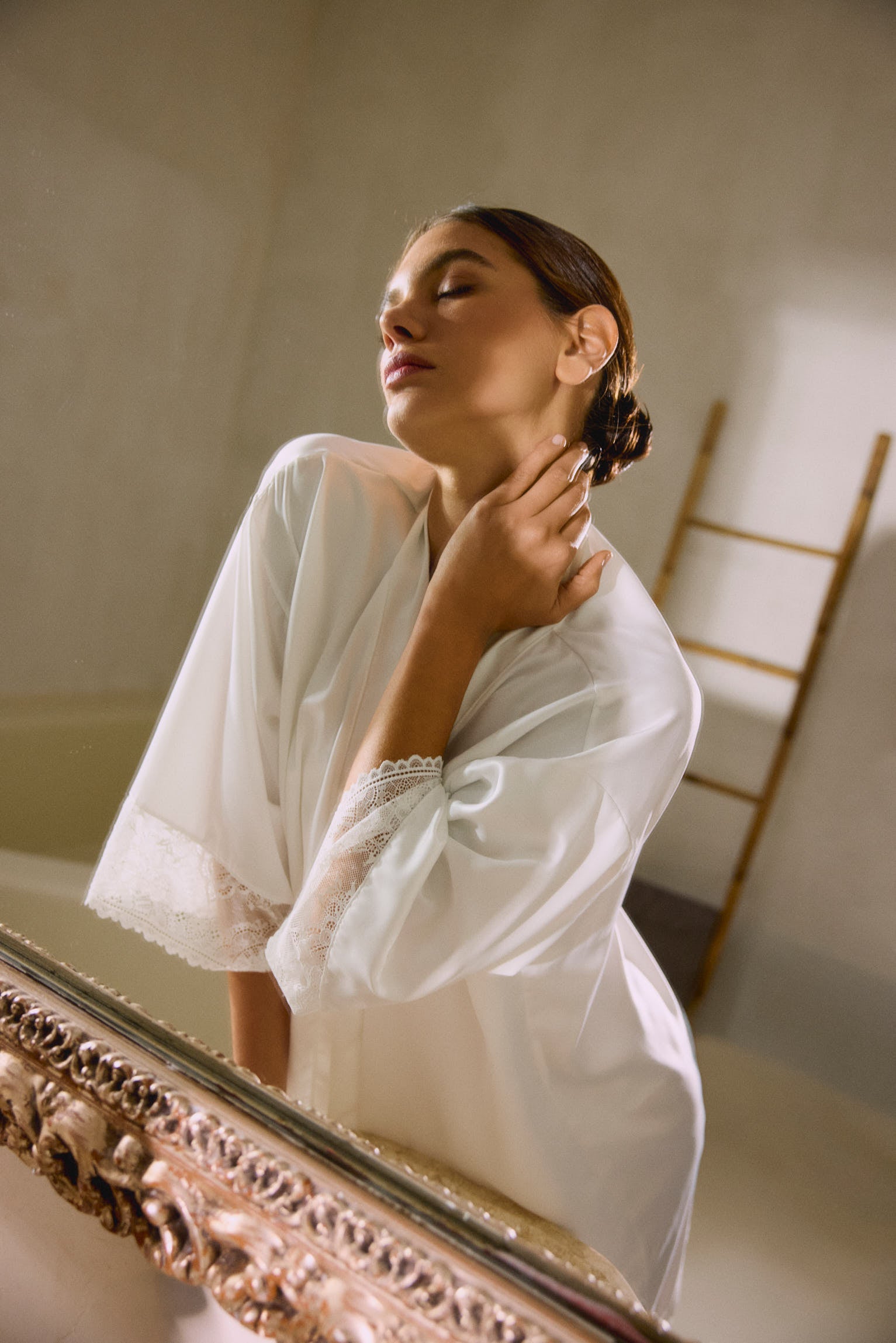Bata de manga larga de satén blanco | Colección Novia - Ysabel Mora