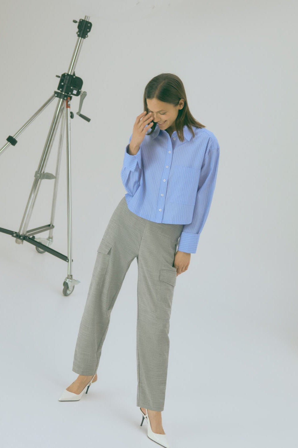 Pantalón casual tipo cargo gris