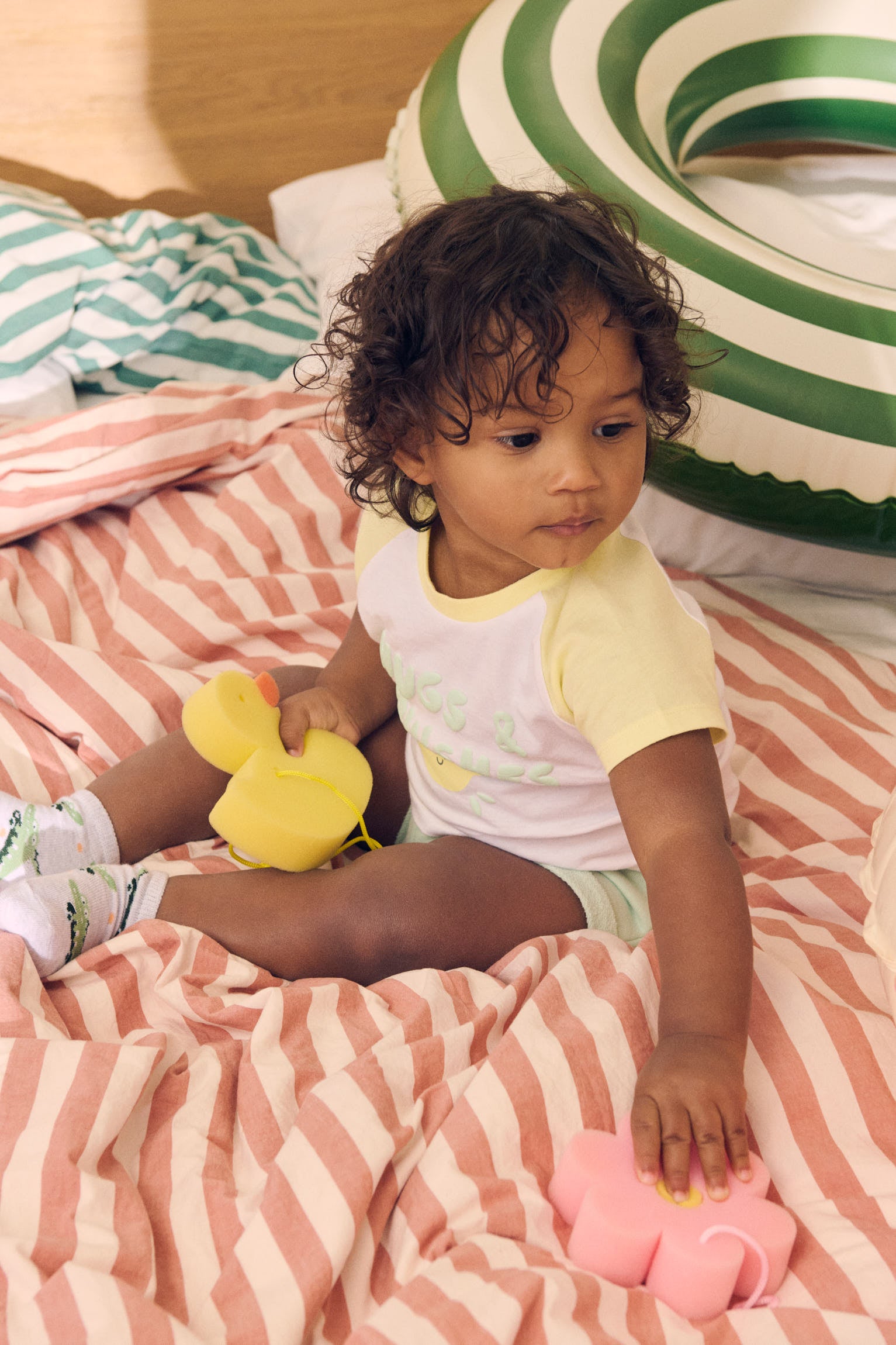 YSABEL MORA Conjunto Bebé 3 Piezas Verano: Camiseta, Short Y Pañuelo (Bandana) Estampado Cocodrilo - Algodón Suave Para Niños
