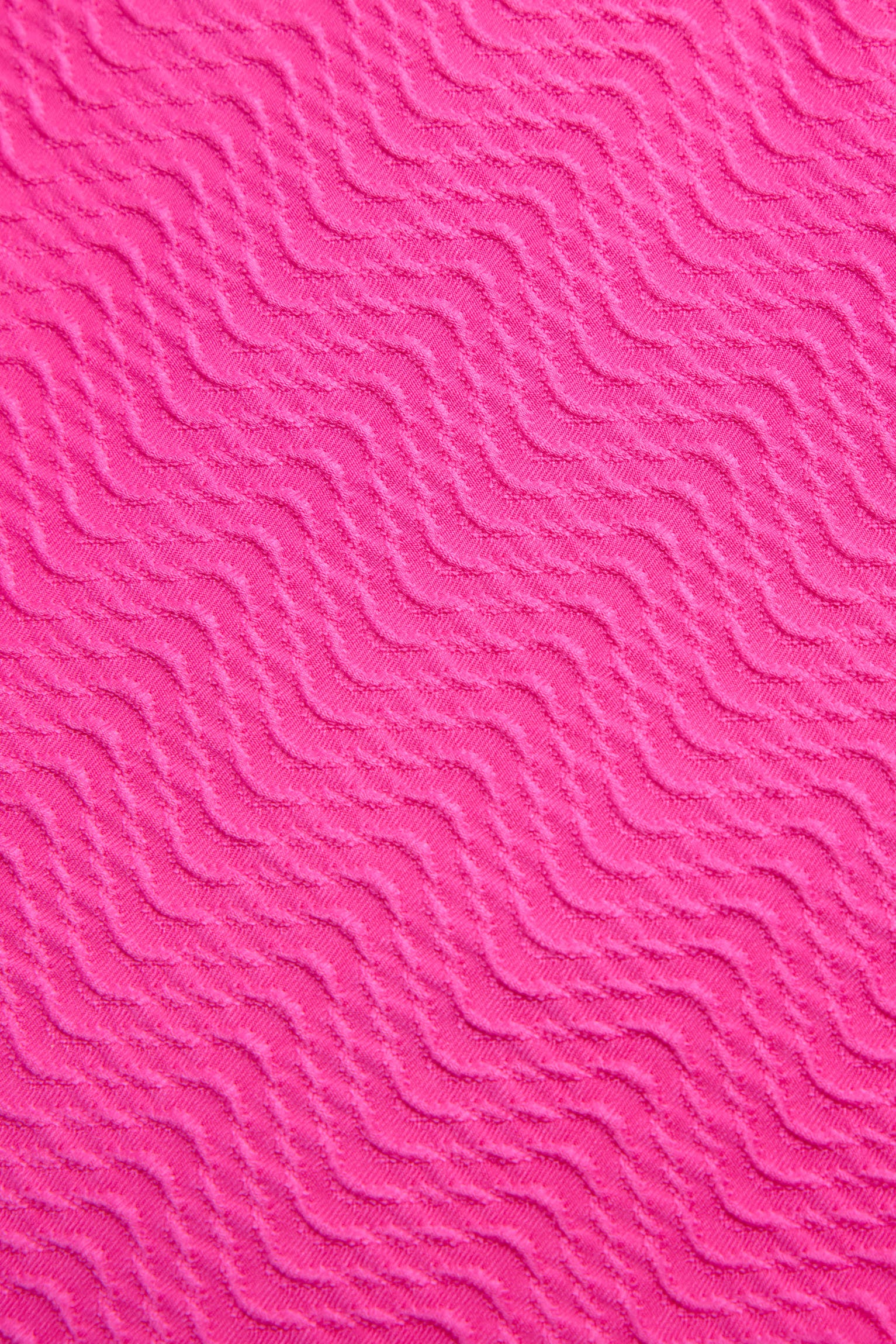 Top bikini juvenil texturizado detalles lazos fucsia