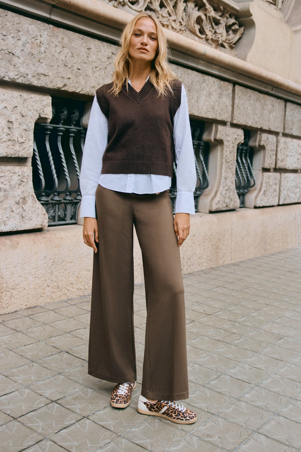 Pantalón ancho de tiro alto con botones decorativos verde oliva