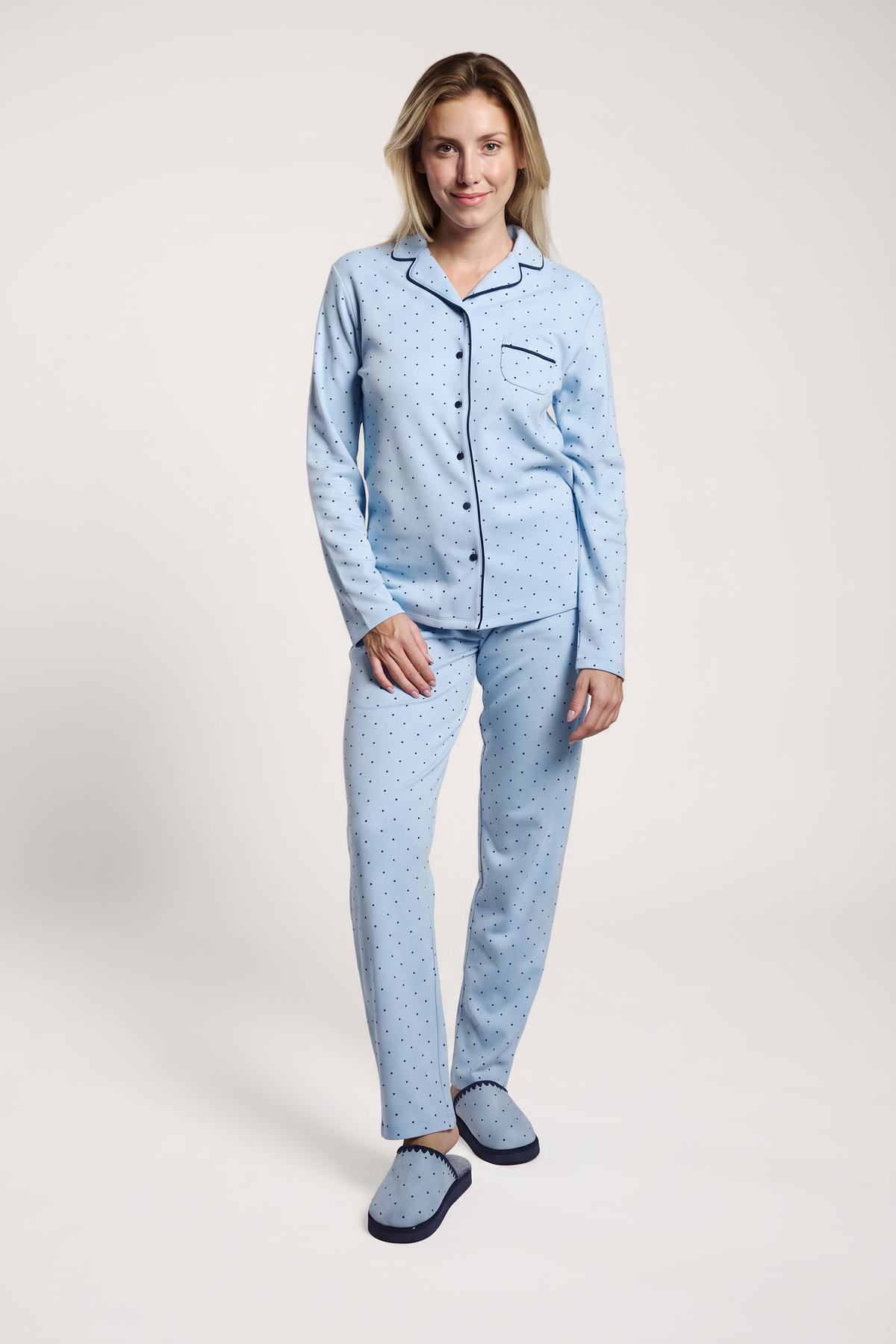 Pijama largo afelpado mujer camisero estampado lunares azul