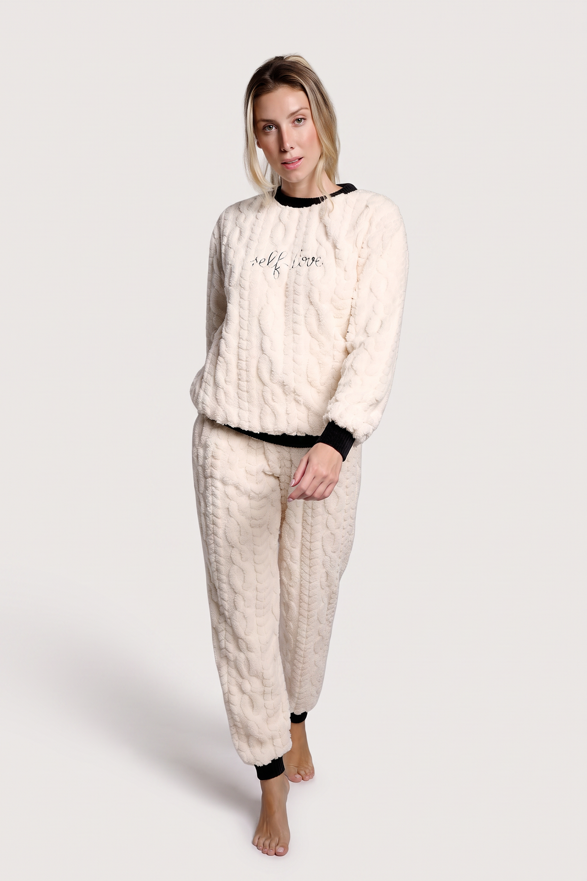 Pijama largo polar borreguito mujer con relieve trenzado