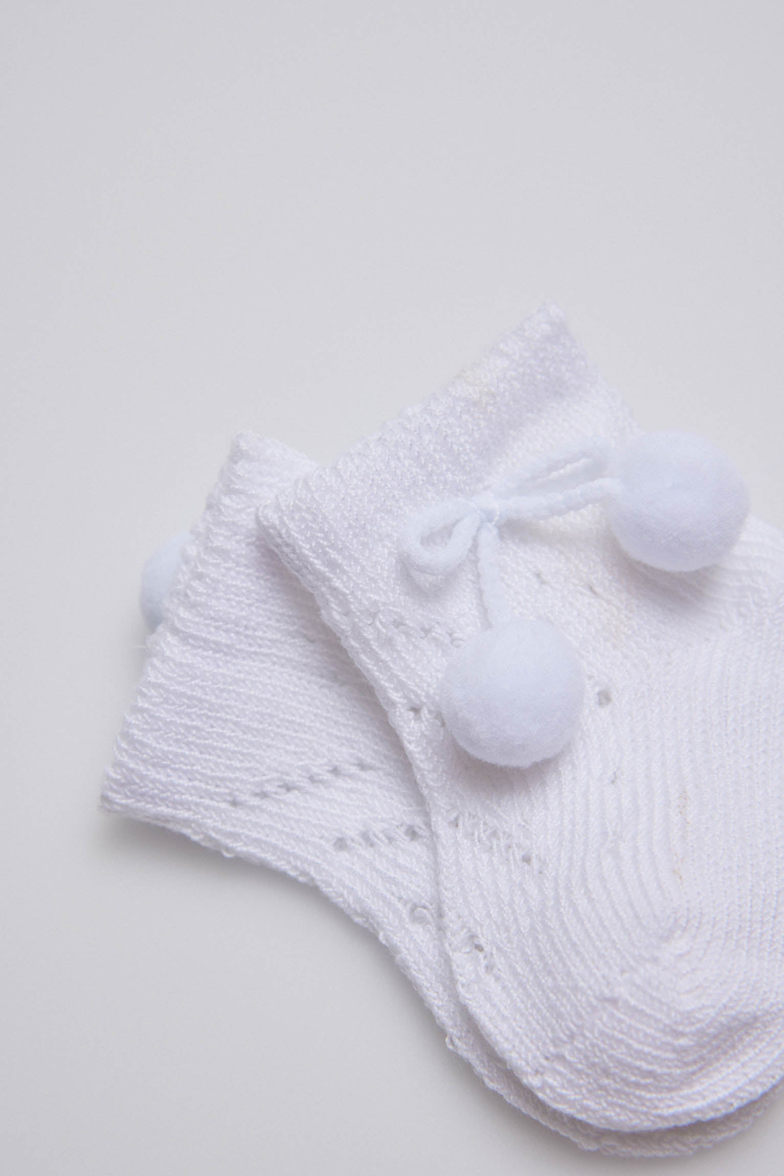 Calcetines perlé con borlas recién nacido blanco - Main Image