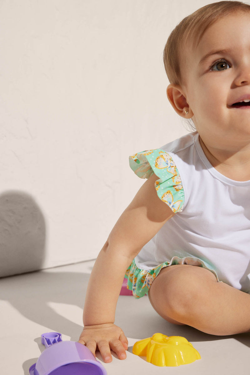 97536-3-camiseta-volantes-bano-bebe-estampado-mariposas-ysabel-mora - Blanco